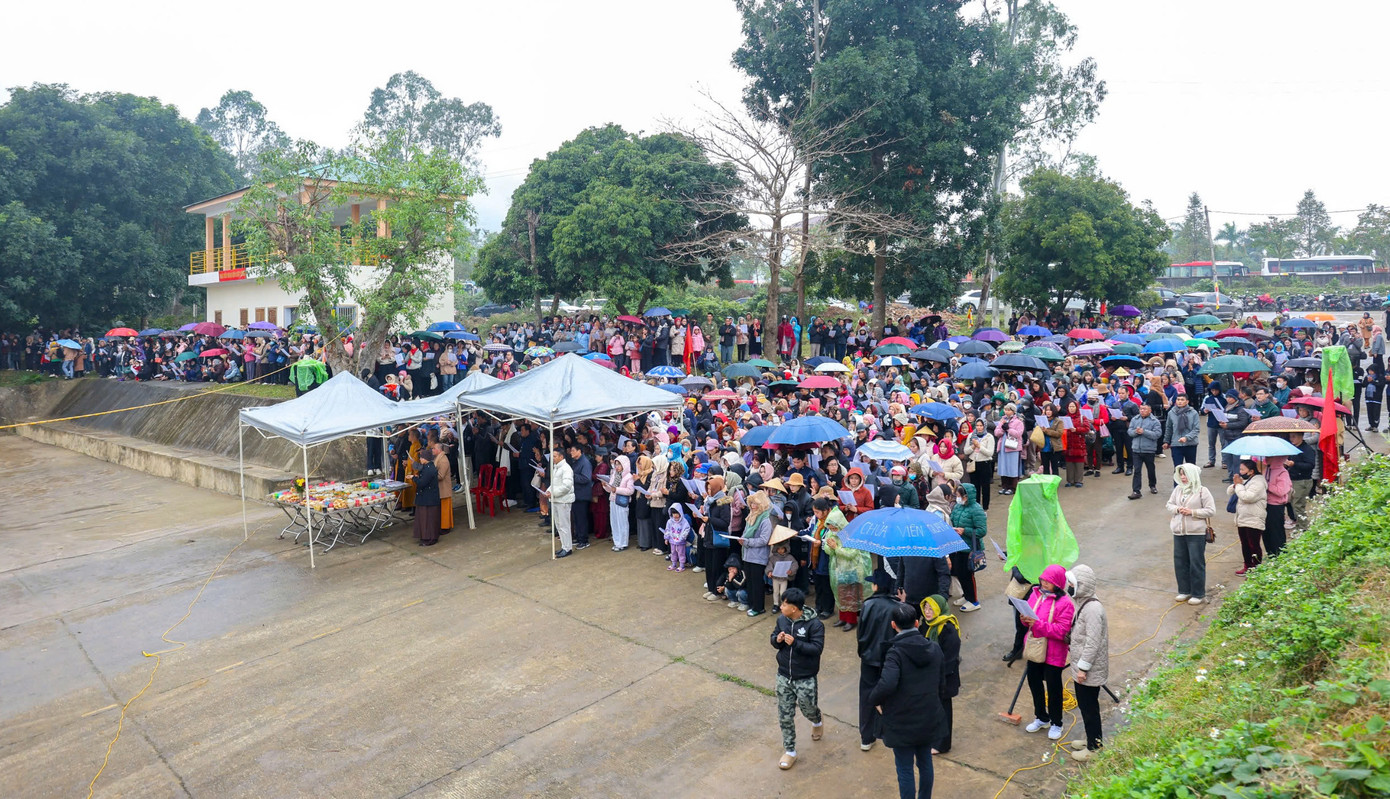 Sau Đại lễ, chùa Viên Quang tổ chức hoạt động phóng sinh tại Bến thuyền vua Mai Hắc Đế (huyện Nam Đàn, Nghệ An).