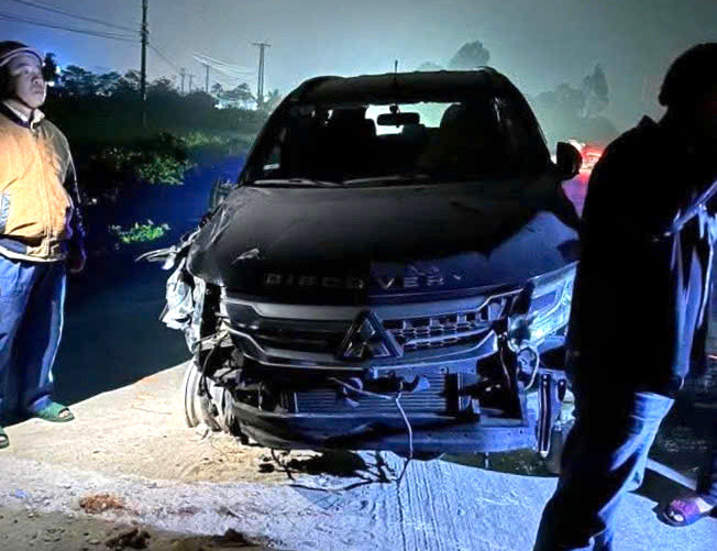 Chiếc xe ô tô bỏ chạy qua 2 huyện và chỉ dừng lại khi bánh xe bị hỏng. Chiếc xe ô tô bỏ chạy qua 2 huyện và chỉ dừng lại khi bánh xe bị hỏng.