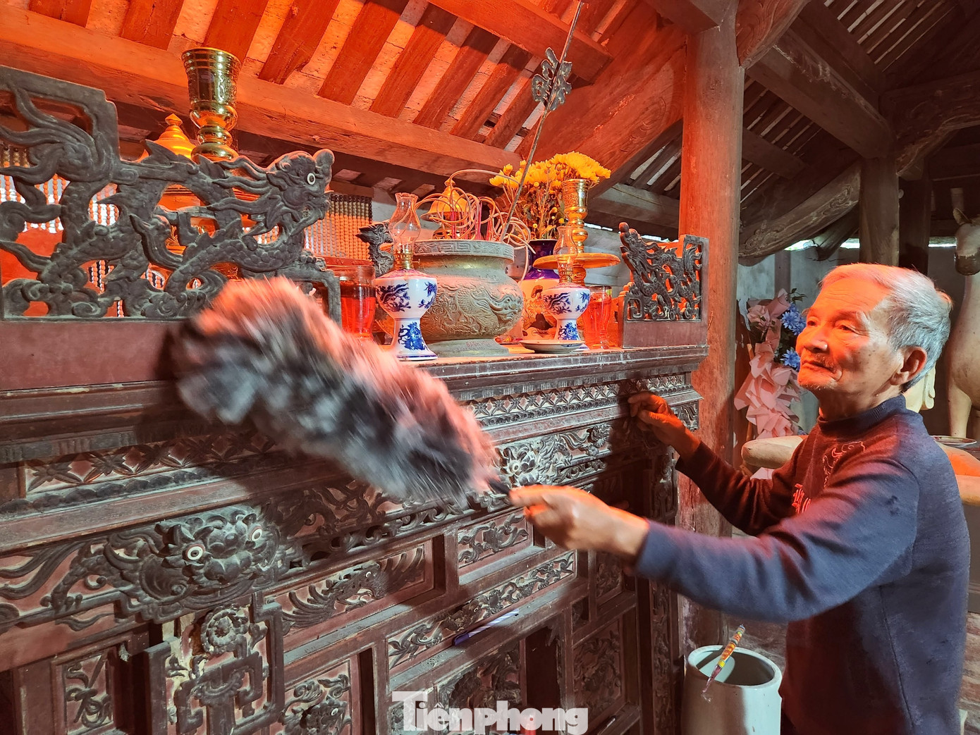 Cụ Phan Xuân Chỉnh (80 tuổi) làm từ đền suốt 16 năm qua cho hay, đền Cả là ngôi đền thiêng nên có nhiều du khách và người dân đến thắp hương vào những ngày lễ. Hàng ngày, ông Chỉnh lau dọn đền, bàn thờ để người dân, du khách ghé đền thắp hương.