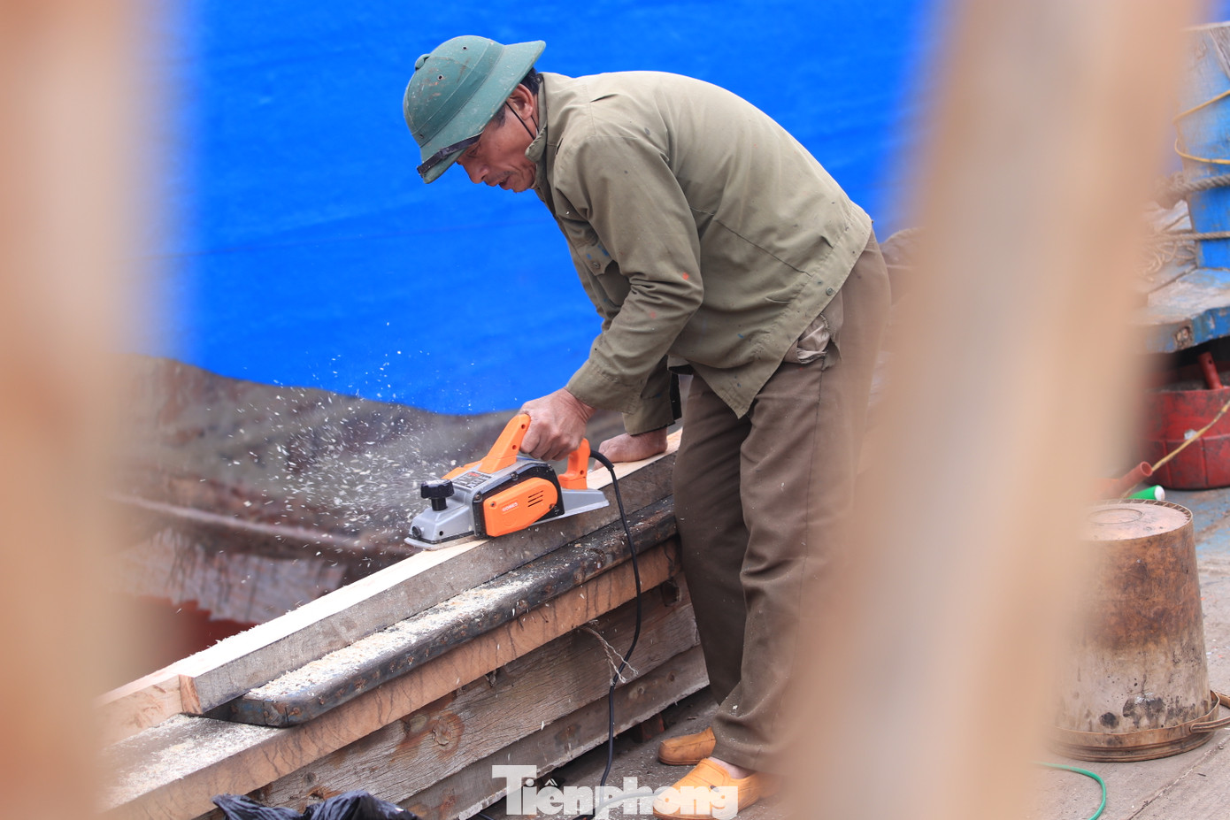 Tùy vào mức độ hư hỏng, những người thợ sẽ thay thế các chi tiết làm bằng gỗ hoặc gia cố đảm bảo chắc chắn.