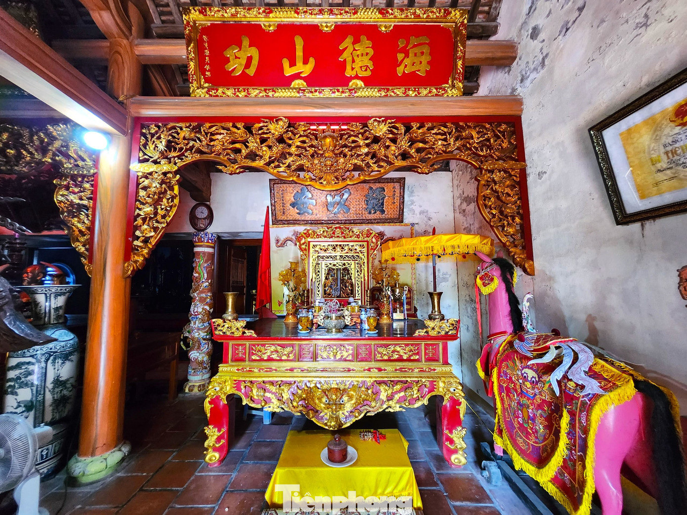 Thủy Tinh Phu nhân là vị thần cai quản vùng sông nước, phù trợ che chở cho ngư dân. 6 vị khai cơ lập làng là họ Trần, Hoàng, Võ, Lê, Nguyễn, Phạm. Thủy Tinh Phu nhân là vị thần cai quản vùng sông nước, phù trợ che chở cho ngư dân. 6 vị khai cơ lập làng là họ Trần, Hoàng, Võ, Lê, Nguyễn, Phạm.