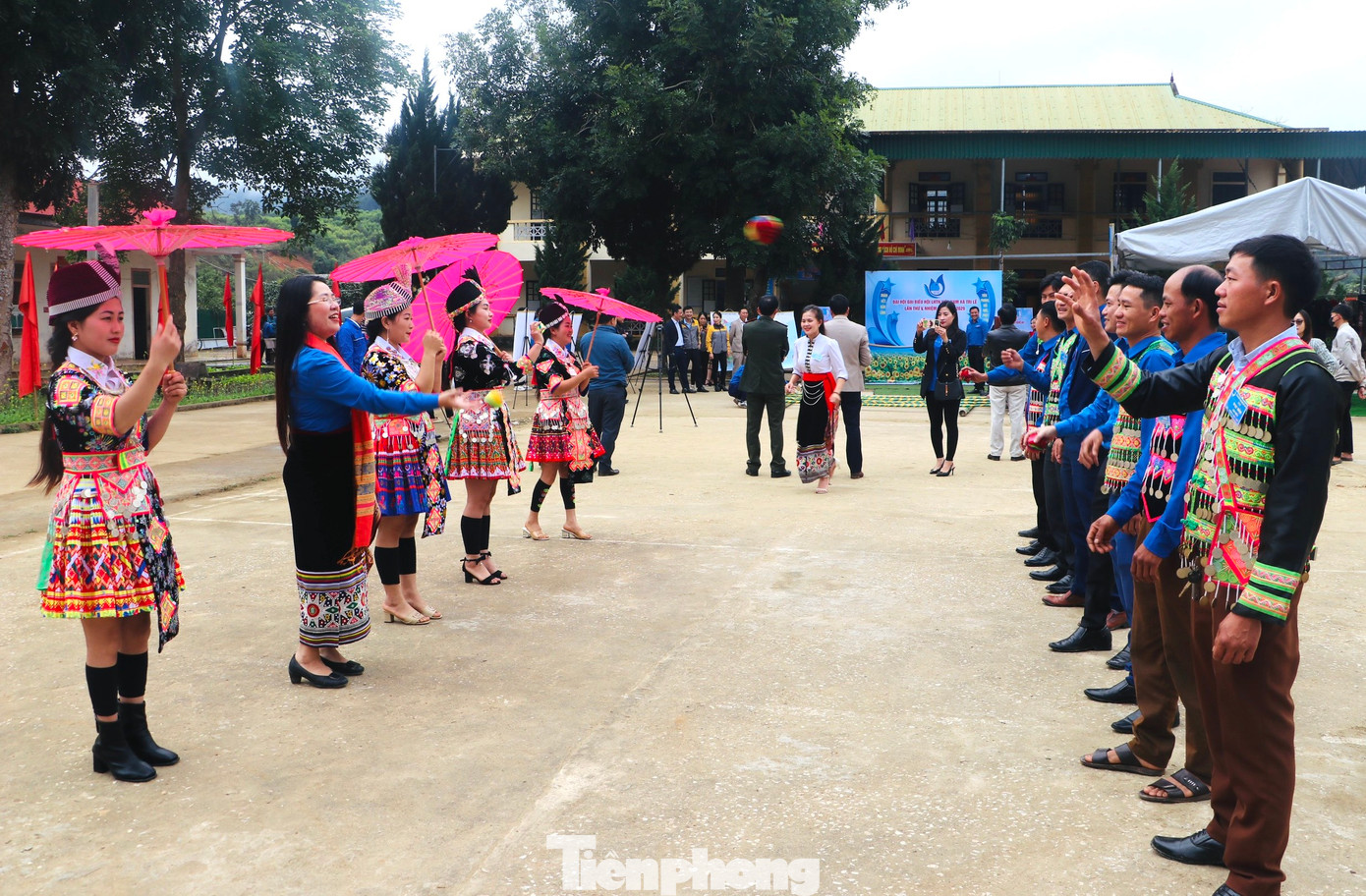Vui chơi với trò ném còn mang đậm bản sắc văn hóa dân tộc thiểu số vùng biên giới.