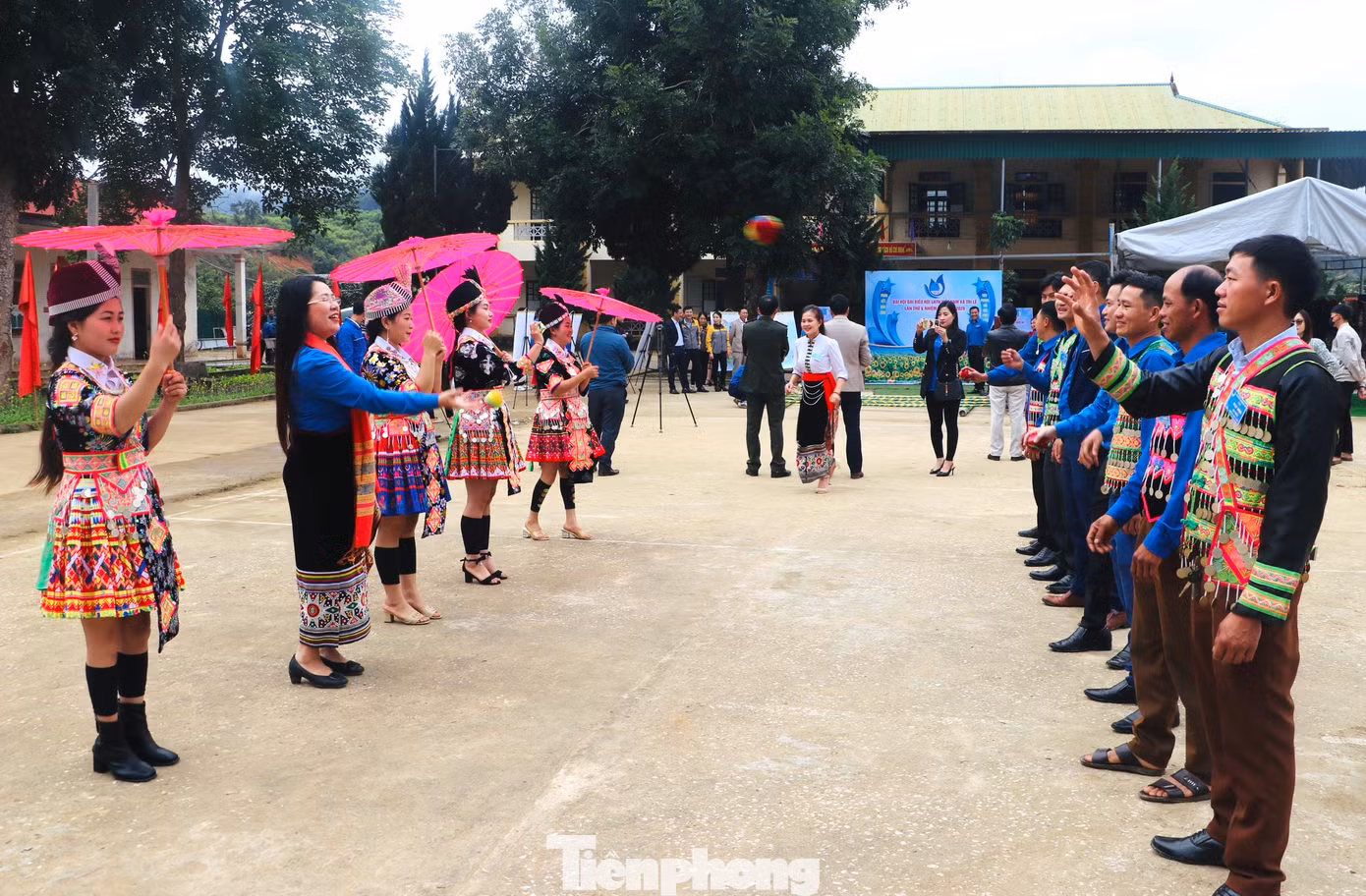 Vui chơi với trò ném còn mang đậm bản sắc văn hóa dân tộc thiểu số vùng biên giới.