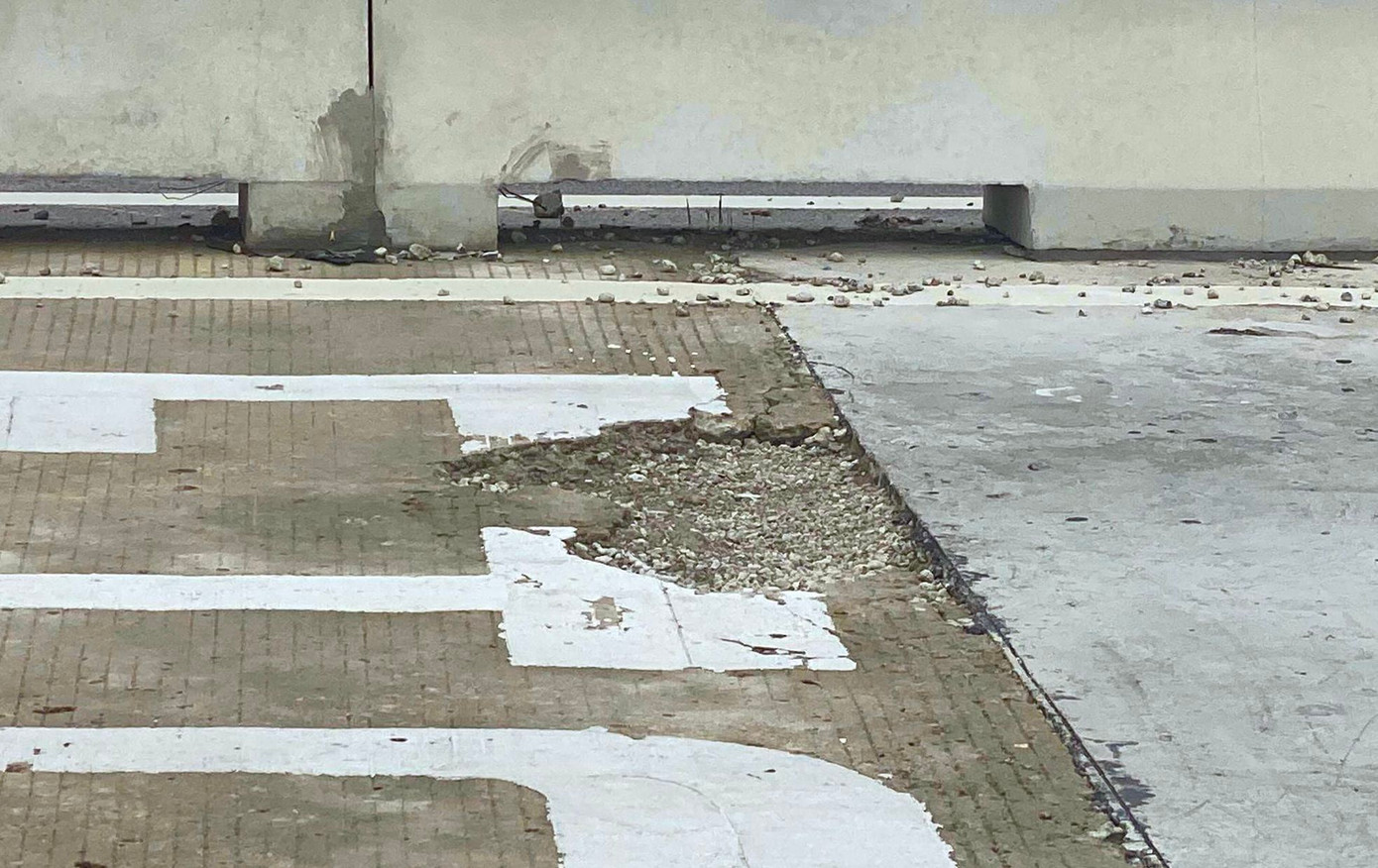 Doanh nghiệp dự án cho biết, vị trí bị bong tróc là điểm xây dựng đảo chia làn thu phí nhưng chưa được thi công. Để phục vụ thông xe, nhà thầu đã đổ tạm bê tông mác thấp.