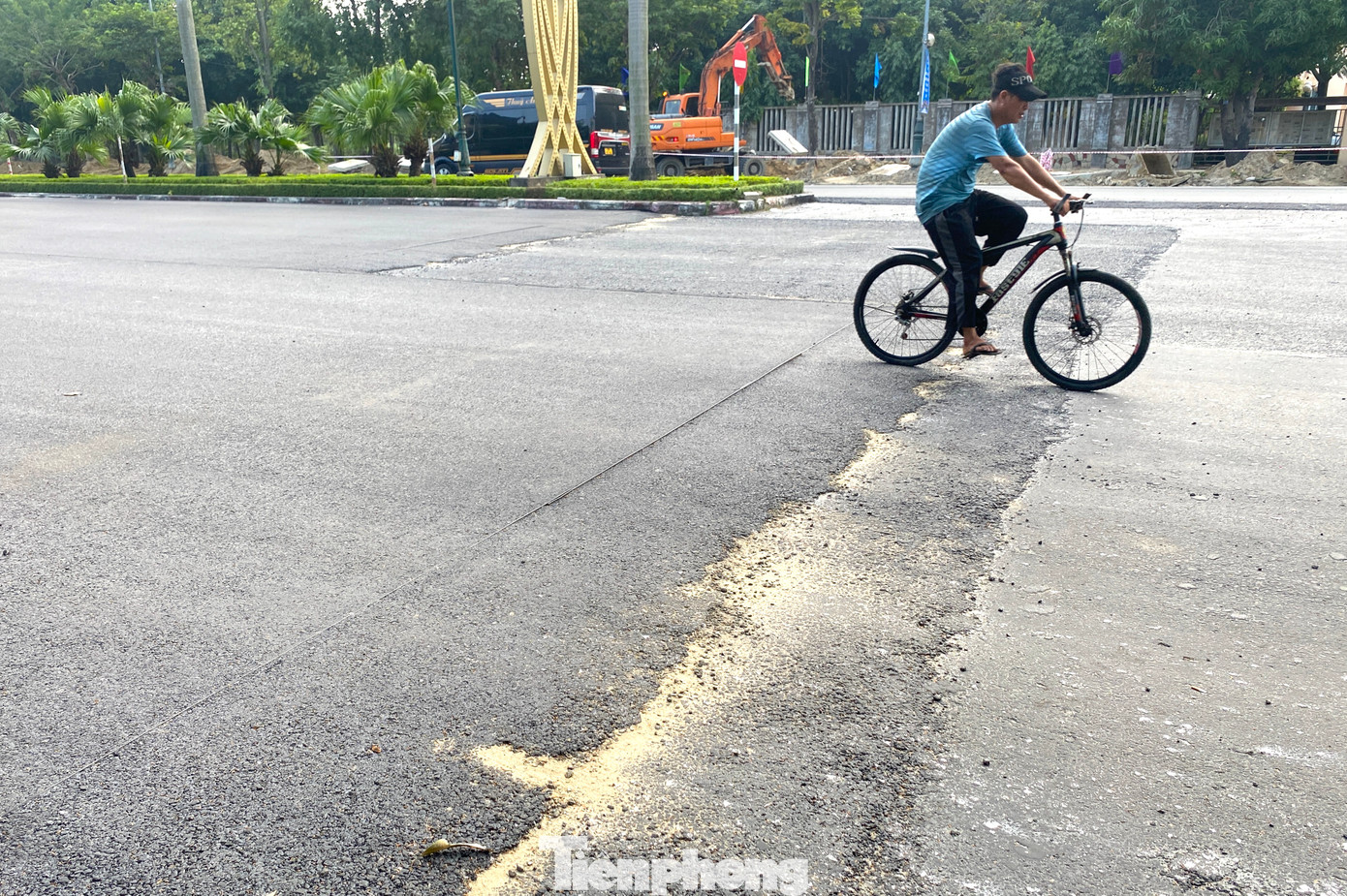 Điều khiến người dân bức xúc do việc thi công tuyến đường kéo dài, mặt đường không được làm đồng bộ tạo nên những điểm gờ nhấp nhô, nguy hiểm.