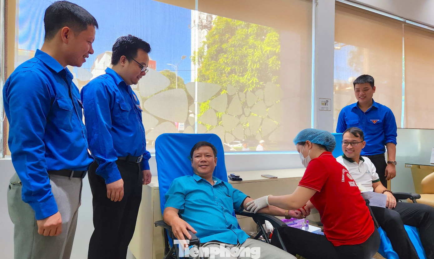 Tại ngày hội, ông Trần Quang Hòa - Phó Bí thư Thường trực Đảng ủy Khối Doanh nghiệp tỉnh Nghệ An đã tham gia hiến máu tình nguyện. Đây là lần thứ 3 ông Trần Quang Hòa thực hiện nghĩa vụ cao đẹp, góp giọt máu đào vào ngân hàng máu chung. "Mỗi lần hiến máu là một lần cảm xúc khác nhau. Đây là một nghĩa cử cao đẹp. Tôi mong muốn các bạn đoàn viên thanh niên, mọi người cùng nhân rộng và tích cực tham gia hiến máu cứu người", ông Trần Quang Hòa cho hay. Tại ngày hội, ông Trần Quang Hòa - Phó Bí thư Thường trực Đảng ủy Khối Doanh nghiệp tỉnh Nghệ An đã tham gia hiến máu tình nguyện. Đây là lần thứ 3 ông Trần Quang Hòa thực hiện nghĩa vụ cao đẹp, góp giọt máu đào vào ngân hàng máu chung. "Mỗi lần hiến máu là một lần cảm xúc khác nhau. Đây là một nghĩa cử cao đẹp. Tôi mong muốn các bạn đoàn viên thanh niên, mọi người cùng nhân rộng và tích cực tham gia hiến máu cứu người", ông Trần Quang Hòa cho hay.