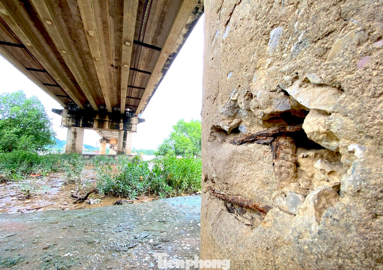 Phần trụ sát chân cầu ở phía Nam xuất hiện một vết thủng lòi thép hoen gỉ. Phần trụ sát chân cầu ở phía Nam xuất hiện một vết thủng lòi thép hoen gỉ.