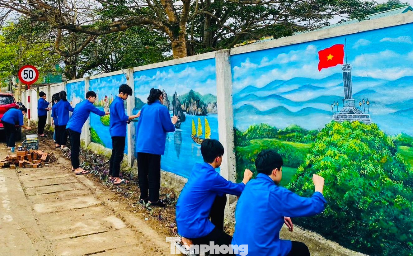 Những ngày qua, tuổi trẻ huyện Thanh Chương (Nghệ An) đang tất bật triển khai công trình thanh niên "Con đường bích họa". Công trình được thực hiện nằm trong chuỗi các hoạt động hưởng ứng Tháng Thanh niên và hưởng ứng cuộc vận động “Tự hào một dải non sông”.