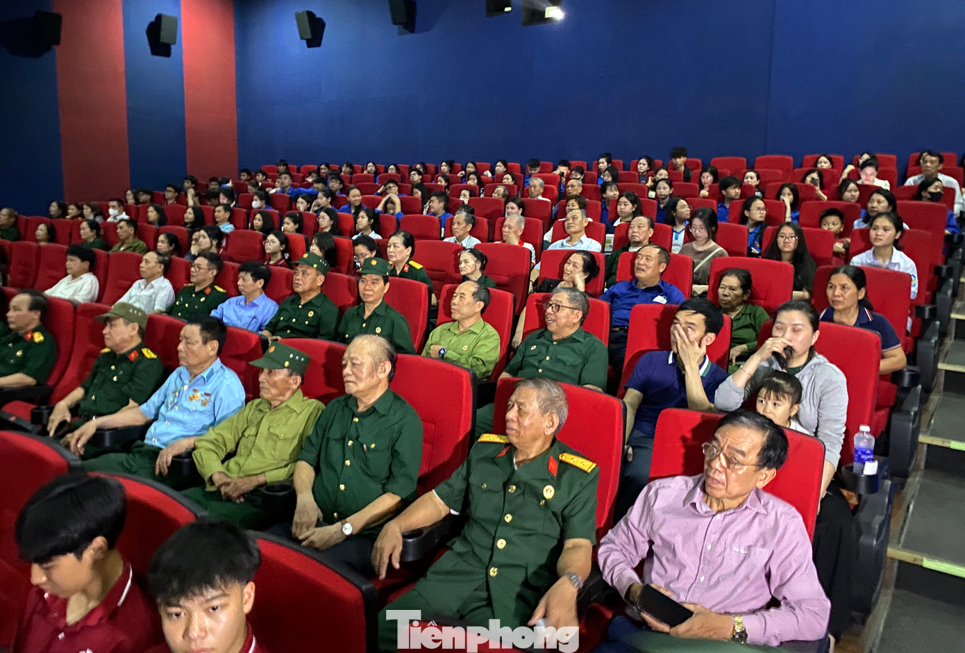 Bên trong phòng chiếu phim luôn kín người xem.