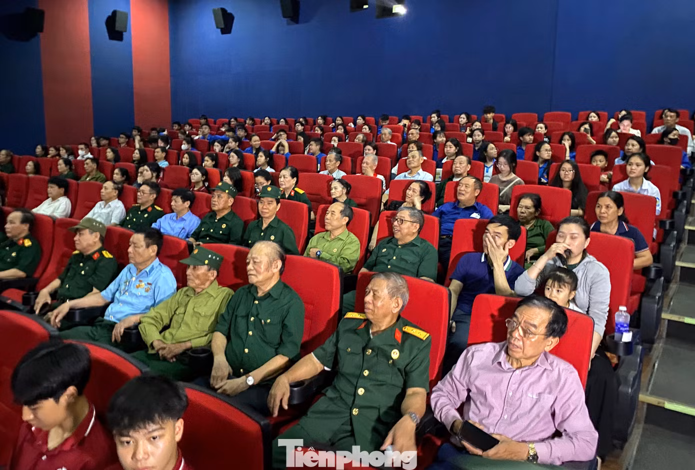 Bên trong phòng chiếu phim luôn kín người xem.