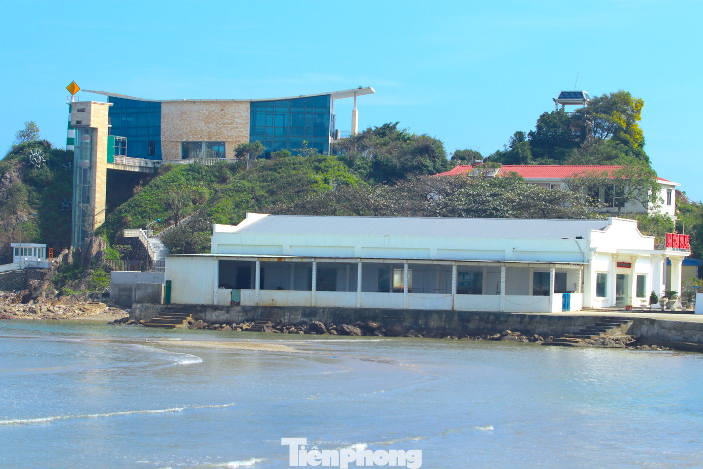 Ông Hoàng Năng Hiệp - Trưởng Phòng Quản lý Đô thị (UBND thị xã Cửa Lò) cho biết, phía thị xã cho chủ đầu tư đề xuất phương án xử lý những công trình sai phạm nhưng đến thời điểm hiện tại đơn vị này vẫn chưa trình lên phương án xử lý. "Phía chủ đầu tư có công văn đề nghị điều chỉnh quy hoạch cục bộ dự án, nhưng quan điểm của thị xã là yêu cầu công ty tổ chức khắc phục, tháo dỡ các hạng mục sai phạm nói trên sau đó mới làm thủ tục điều chỉnh cục bộ dự án theo đúng quy định", ông Hiệp nói. Ông Hoàng Năng Hiệp - Trưởng Phòng Quản lý Đô thị (UBND thị xã Cửa Lò) cho biết, phía thị xã cho chủ đầu tư đề xuất phương án xử lý những công trình sai phạm nhưng đến thời điểm hiện tại đơn vị này vẫn chưa trình lên phương án xử lý. "Phía chủ đầu tư có công văn đề nghị điều chỉnh quy hoạch cục bộ dự án, nhưng quan điểm của thị xã là yêu cầu công ty tổ chức khắc phục, tháo dỡ các hạng mục sai phạm nói trên sau đó mới làm thủ tục điều chỉnh cục bộ dự án theo đúng quy định", ông Hiệp nói.