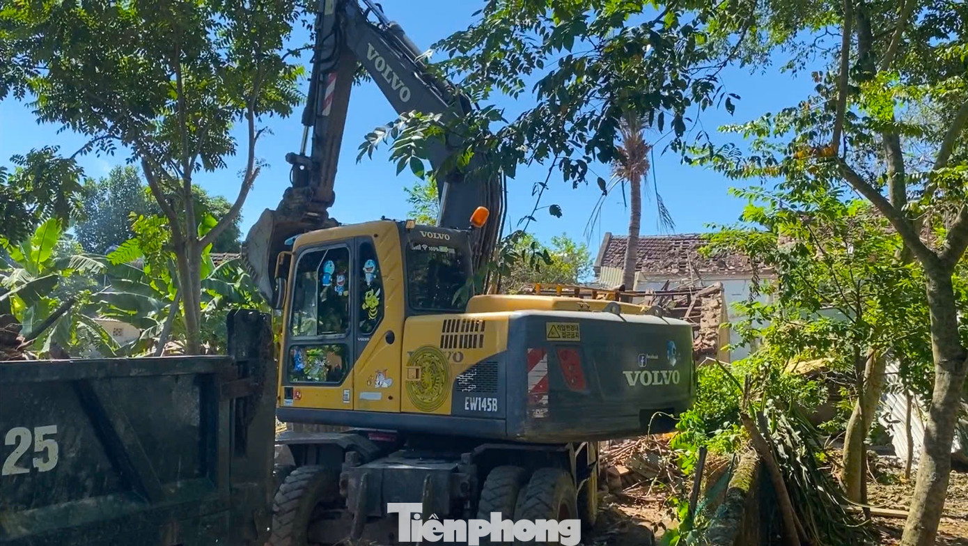 Ngày 29/8 người thân đã thuê 1 chiếc máy múc cùng nhiều xe tải đến để dọn dẹp hiện trường vụ nổ. Do có nhiều tường gạch, tài sản bị đổ nát nên việc dọn dẹp rất lâu mới có thể hoàn thành. Ngày 29/8 người thân đã thuê 1 chiếc máy múc cùng nhiều xe tải đến để dọn dẹp hiện trường vụ nổ. Do có nhiều tường gạch, tài sản bị đổ nát nên việc dọn dẹp rất lâu mới có thể hoàn thành.