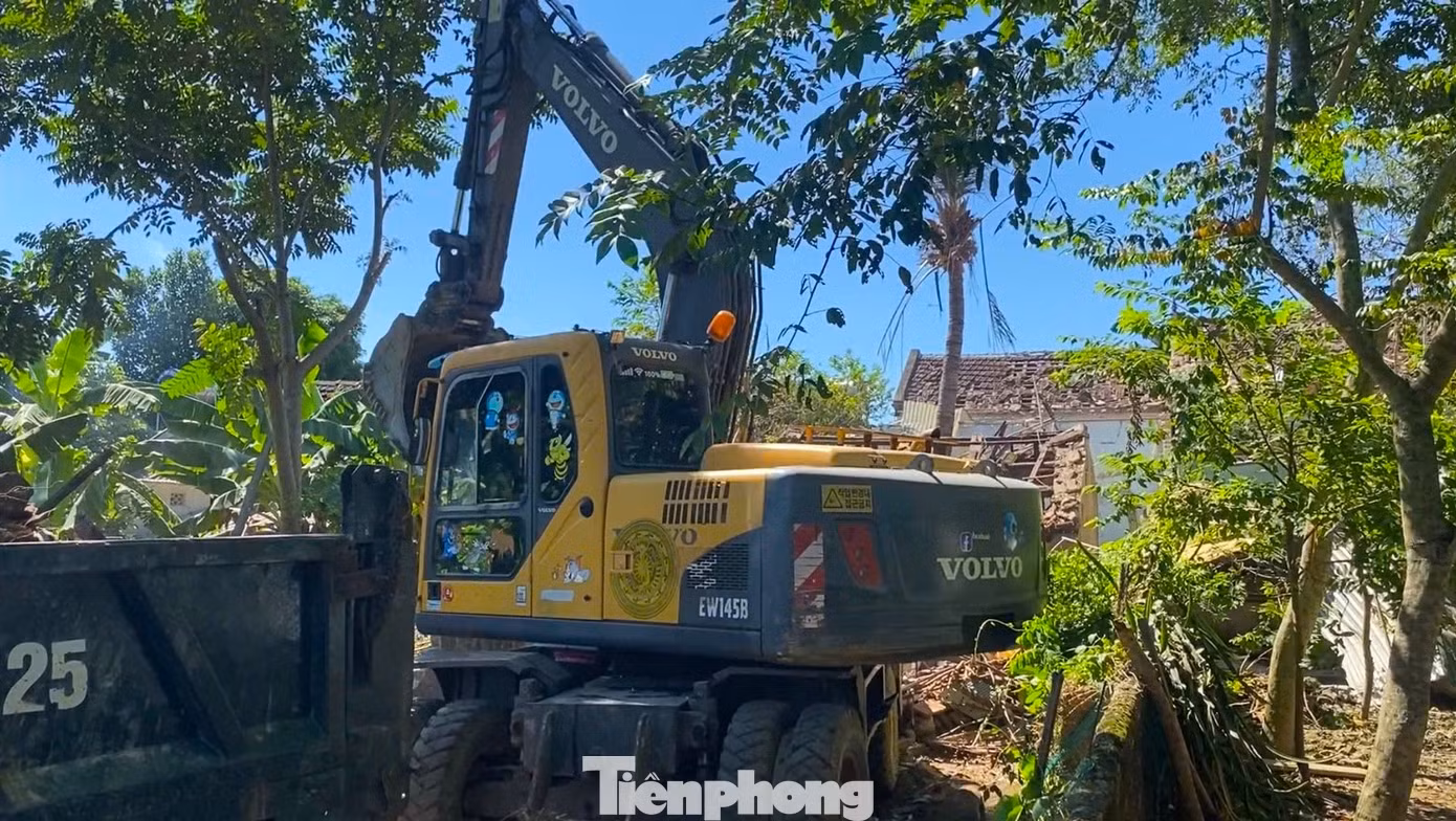 Ngày 29/8 người thân đã thuê 1 chiếc máy múc cùng nhiều xe tải đến để dọn dẹp hiện trường vụ nổ. Do có nhiều tường gạch, tài sản bị đổ nát nên việc dọn dẹp rất lâu mới có thể hoàn thành. Ngày 29/8 người thân đã thuê 1 chiếc máy múc cùng nhiều xe tải đến để dọn dẹp hiện trường vụ nổ. Do có nhiều tường gạch, tài sản bị đổ nát nên việc dọn dẹp rất lâu mới có thể hoàn thành.