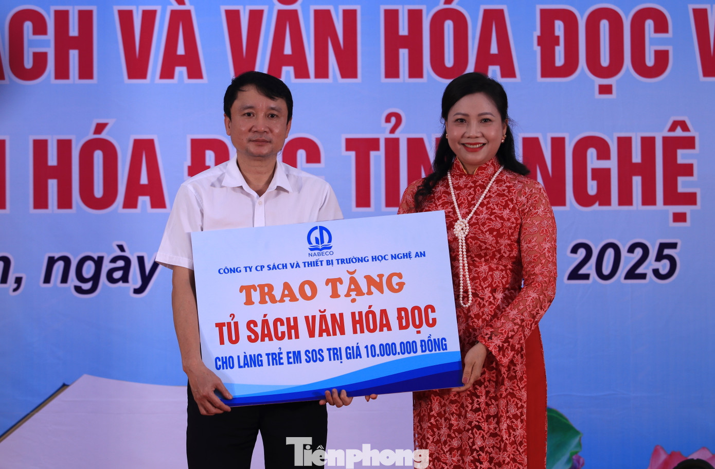 Dịp này, đại diện Ban Tổ chức trao tặng tủ sách văn hóa đọc trị giá 10 triệu đồng cho Làng trẻ SOS Vinh. Hội Khuyến học tỉnh Nghệ An cũng đã trao tặng sách và quà cho các em học sinh Làng trẻ SOS.