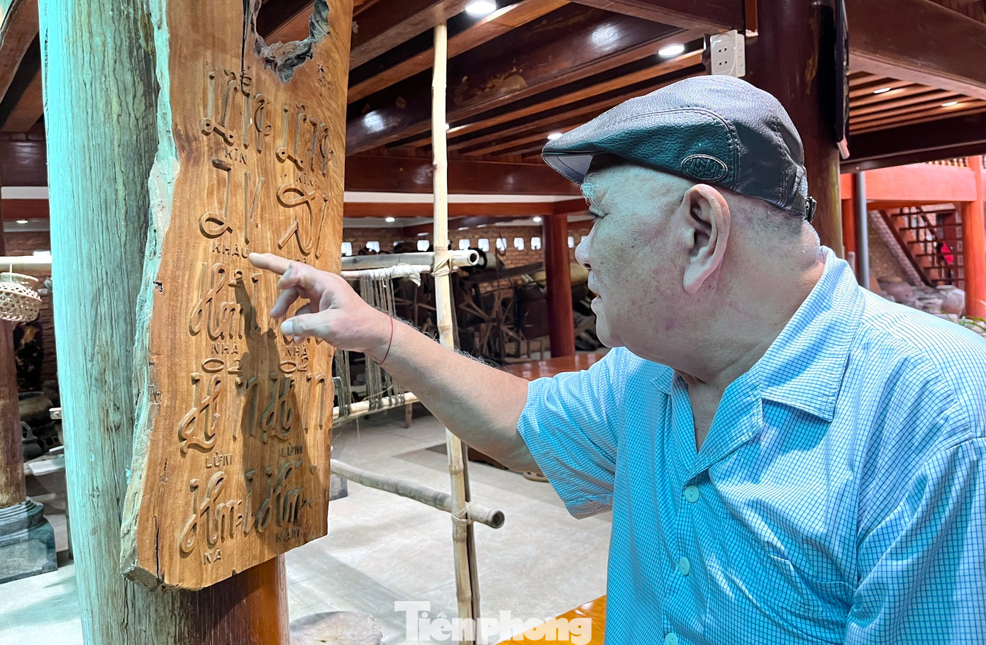 Cứ mỗi lần nghe thấy ai bày cho ở đâu có đồ vật xưa của người Thái, ông Phúc lại lặn lội đến hỏi mua bằng được. “Tôi thấy bây giờ nhiều người trẻ đến cả tiếng của dân tộc mình cũng không biết. Nên tôi sưu tầm các hiện vật này về trưng bày vừa để lưu giữ bản sắc văn hóa, vừa để mọi người, nhất là thế hệ trẻ đến tham quan có thể hiểu hơn về đời sống, các vật dụng gắn liền với đồng bào dân tộc Thái. Từ đó mọi người, các cháu có thể biết được phần nào cuộc sống của cha ông ta ngày trước”, ông Phúc chia sẻ.