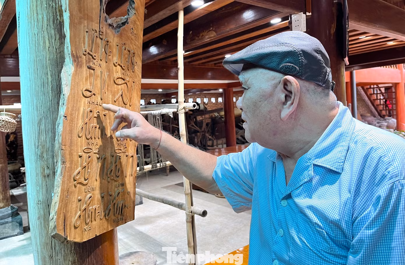 Cứ mỗi lần nghe thấy ai bày cho ở đâu có đồ vật xưa của người Thái, ông Phúc lại lặn lội đến hỏi mua bằng được. “Tôi thấy bây giờ nhiều người trẻ đến cả tiếng của dân tộc mình cũng không biết. Nên tôi sưu tầm các hiện vật này về trưng bày vừa để lưu giữ bản sắc văn hóa, vừa để mọi người, nhất là thế hệ trẻ đến tham quan có thể hiểu hơn về đời sống, các vật dụng gắn liền với đồng bào dân tộc Thái. Từ đó mọi người, các cháu có thể biết được phần nào cuộc sống của cha ông ta ngày trước”, ông Phúc chia sẻ.