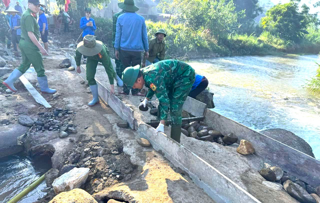 Để cây cầu chắc chắn, các đoàn viên thanh niên sử dụng các tấm gỗ cốp pha để dựng khuôn tạo hình rồi đổ bê tông.