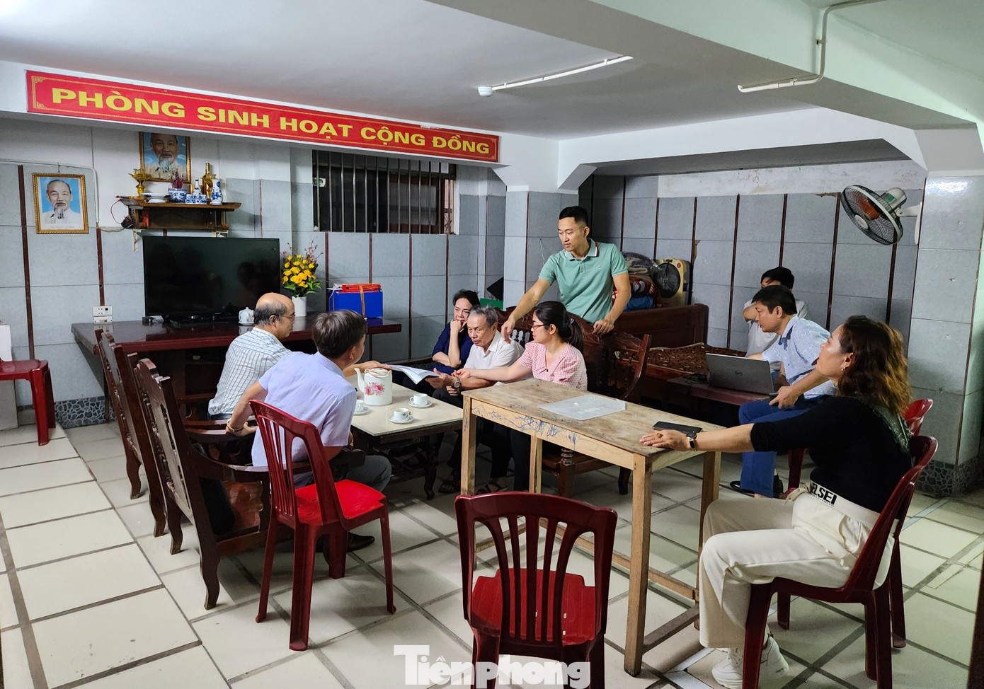 Đoàn làm việc của Sở Xây dựng Nghệ An làm việc với chủ đầu tư và người dân tại chung cư Tây Lĩnh.