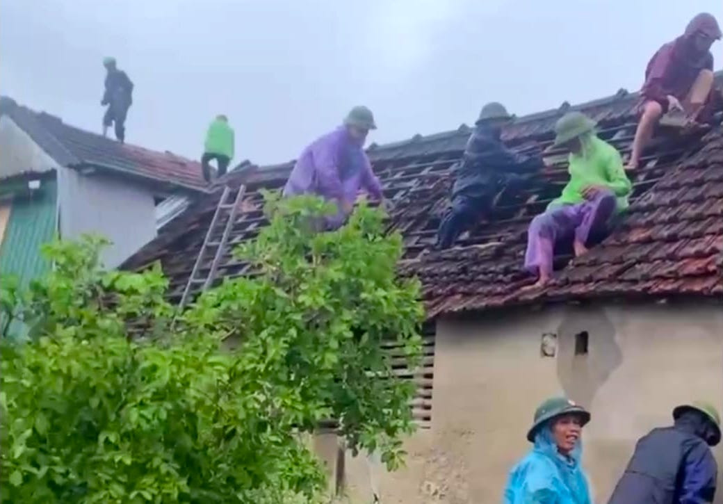 Các đoàn viên thanh niên đã cùng người dân tháo dỡ ngói cũ và lợp lại ngói mới.