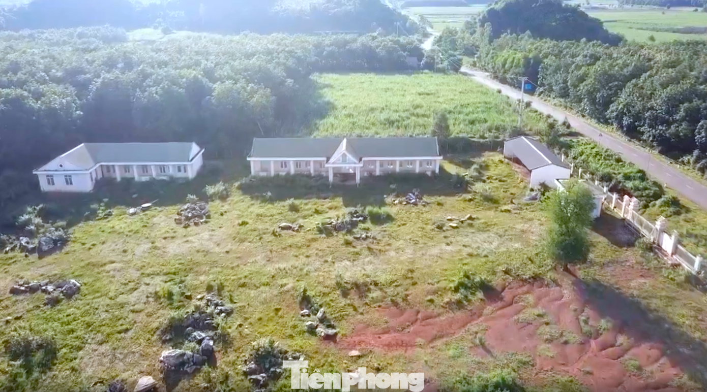 Ở vị trí mới, công ty này đã xây dựng nhiều hạng mục, bờ tường bao nhưng không hiểu sao nhiều năm qua đơn vị này vẫn chưa chuyển đến để hoạt động.