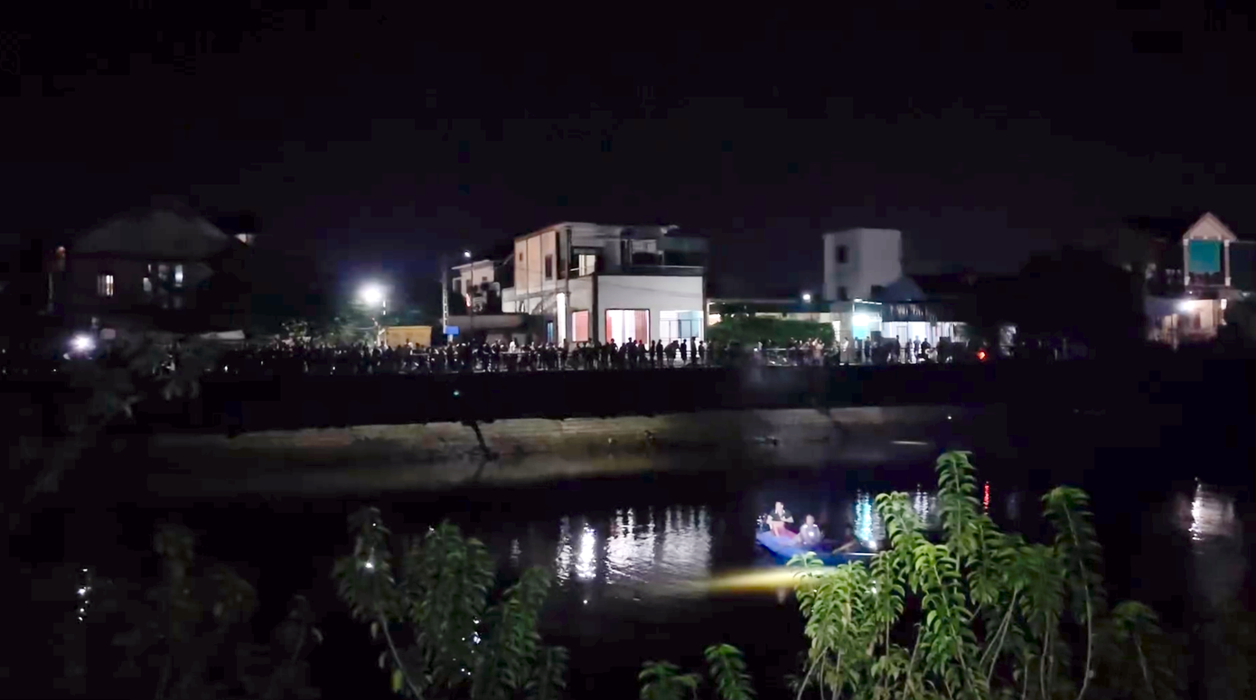 Lực lượng chức năng đang tìm kiếm nam sinh Q. trên sông.