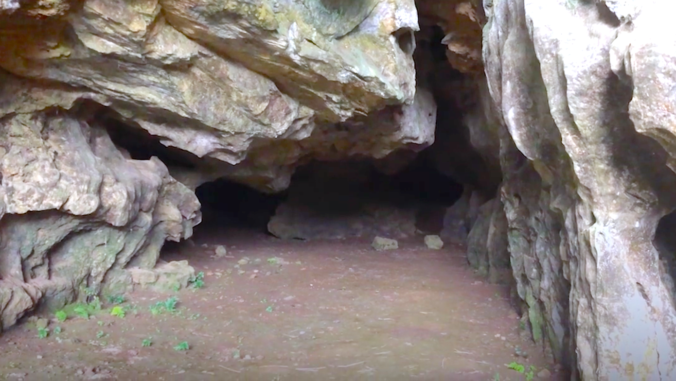 Hang rộng khoảng 200 m2 có nền bằng phẳng nhưng được bảo quản sơ sài với dãy cột và hàng dây thép đã hoen gỉ.