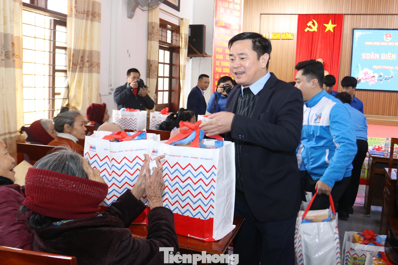 Các đại biểu trao tặng những phần quà ý nghĩa đến người dân trên địa bàn xã Nghi Hưng (Nghi Lộc, Nghệ An). Các đại biểu trao tặng những phần quà ý nghĩa đến người dân trên địa bàn xã Nghi Hưng (Nghi Lộc, Nghệ An).