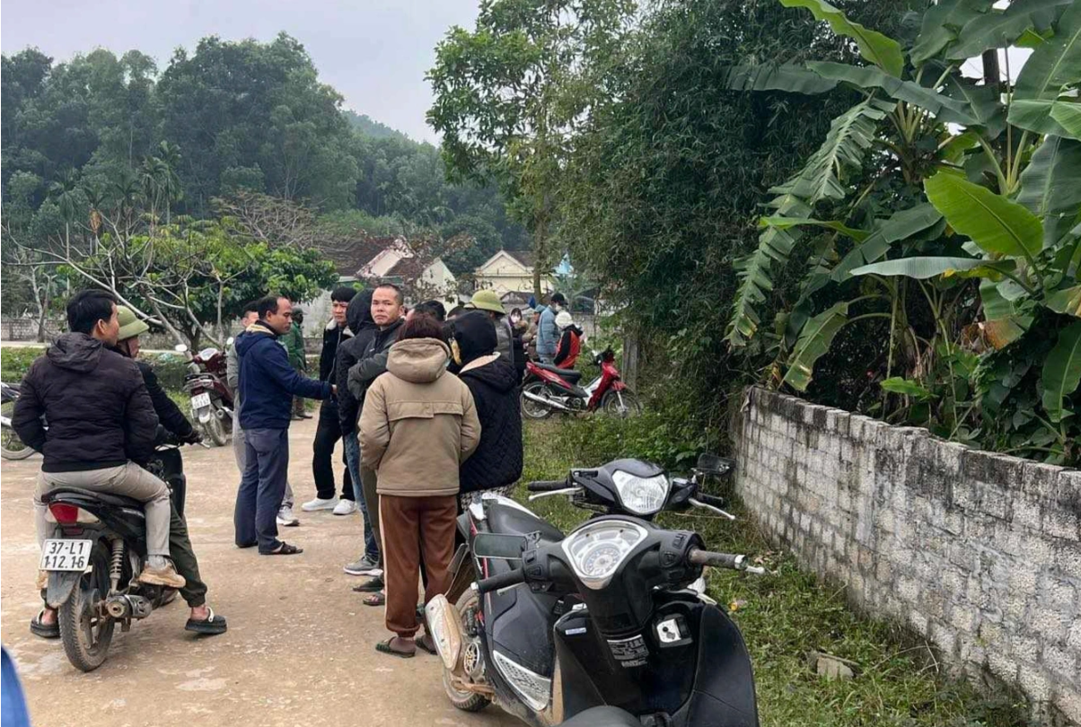 Người dân hiếu kỳ theo dõi sự việc.