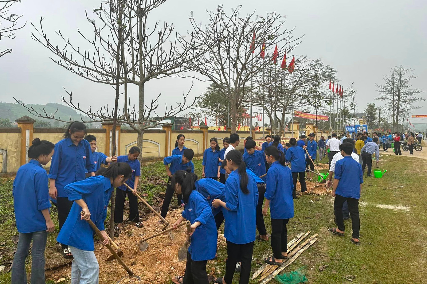 Trước đó hưởng ứng Tết trồng cây, tuổi trẻ huyện Anh Sơn cũng ra quân trồng hàng loạt cây xanh. Trước đó hưởng ứng Tết trồng cây, tuổi trẻ huyện Anh Sơn cũng ra quân trồng hàng loạt cây xanh.