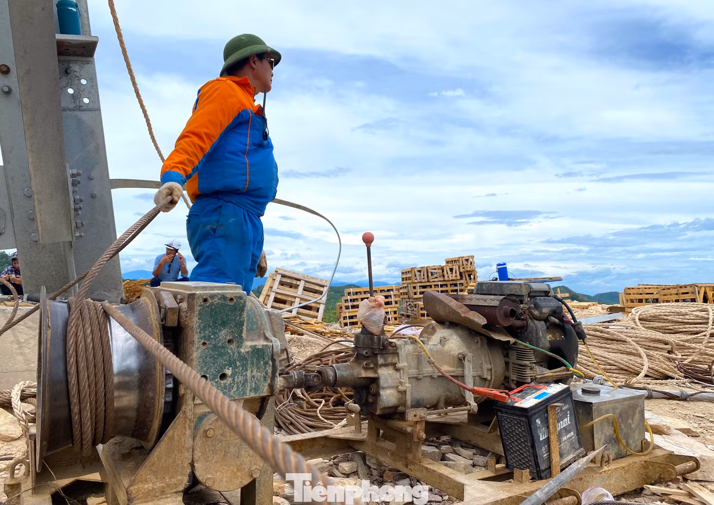 Những sợi dây cáp điện dài từ 2.000m-2.400m, nặng 5-6 tấn nên các công nhân phải sử dụng những chiếc máy tời công suất lớn để phục vụ việc kéo dây.