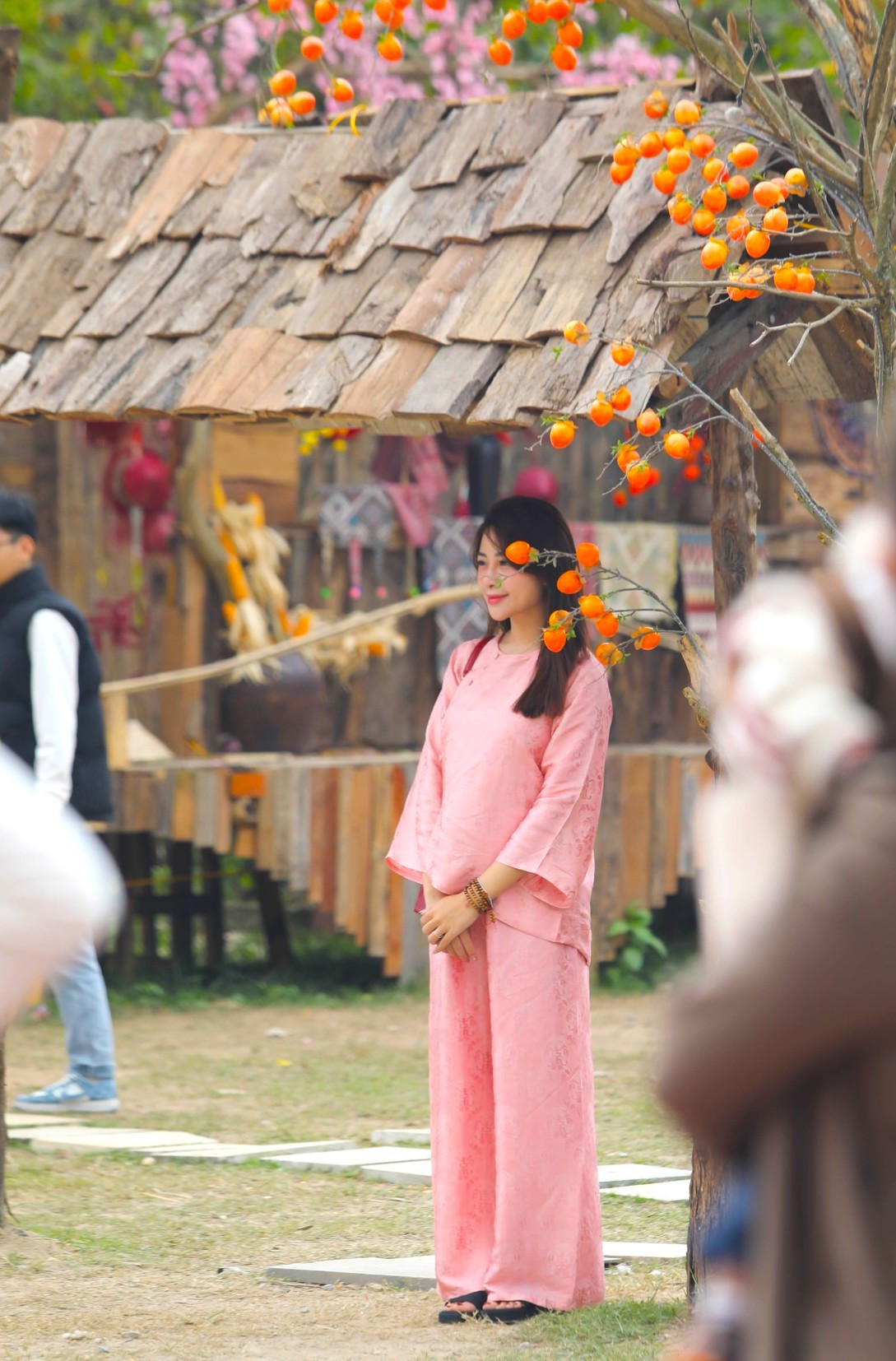 Nhiều bạn trẻ cũng đến chùa du xuân, chụp hình lưu lại những khoảnh khắc của tuổi thanh xuân. Nhiều bạn trẻ cũng đến chùa du xuân, chụp hình lưu lại những khoảnh khắc của tuổi thanh xuân.