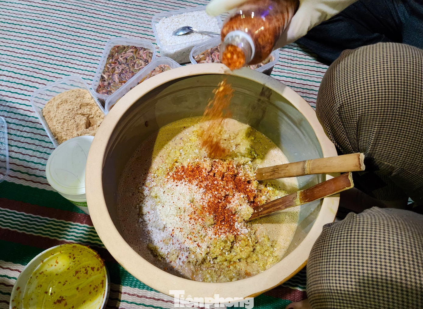 “Vỏ quýt khô, nghệ, hành tăm, gừng thì được giã nhỏ. Sau khi cho rươi vào hũ sành, lượng gia vị sẽ được nêm theo công thức nhất định rồi dùng đũa tre để đánh rươi thật nhuyễn. Điều quan trọng trong muối rươi là không để nước lạnh rơi vào. Nếu một giọt nước rơi vào thì cả hũ rươi sẽ hỏng”, chị Lan chia sẻ.