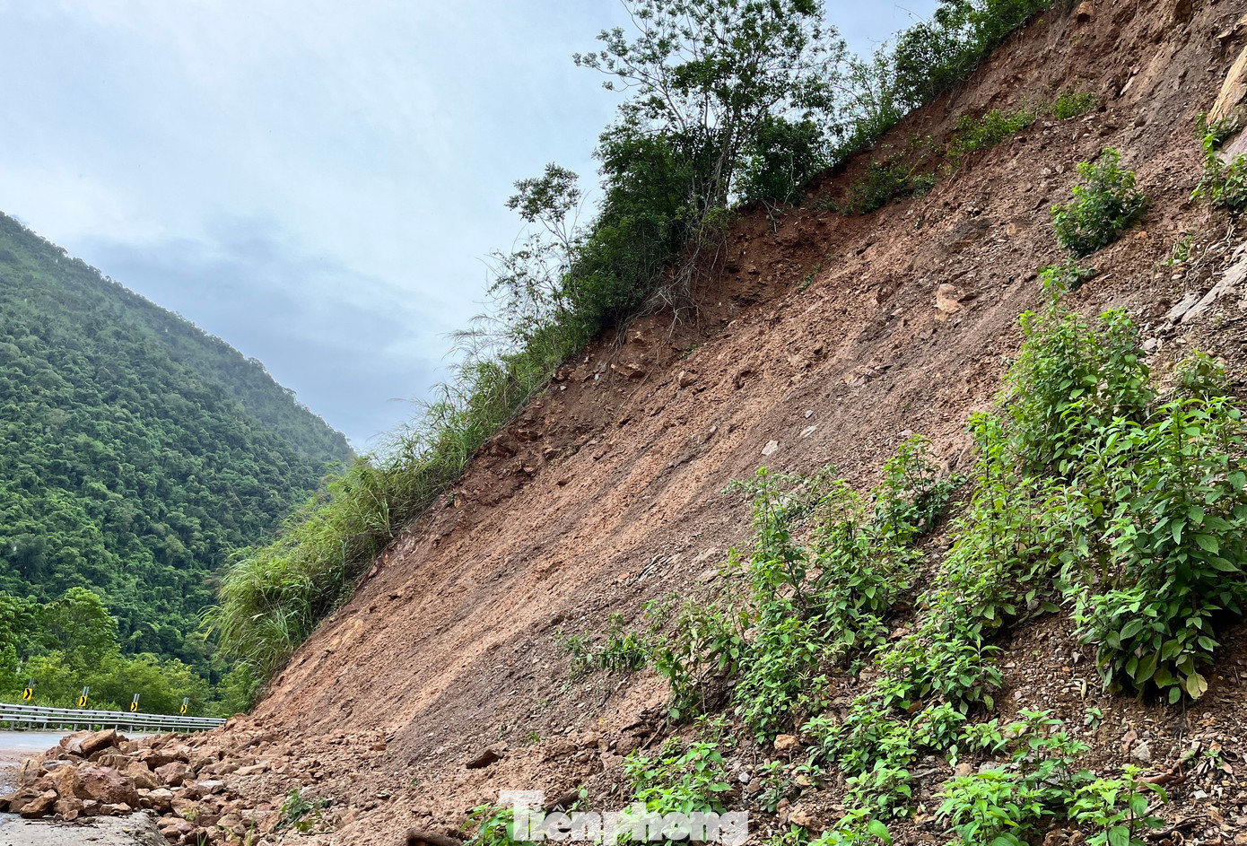 Nguy hiểm nhất là đoạn quốc lộ 7 chạy qua địa bàn xã Tà Cạ. Hai bên đường có nhiều vách núi dựng thẳng đứng. Phần lớn những quả đồi chưa được bạt mái. Khi mưa lớn nhiều ngày, phần đất trên ngọn và mái nhão nhoẹt, mất liên kết rồi sạt lở xuống đường. Nguy hiểm nhất là đoạn quốc lộ 7 chạy qua địa bàn xã Tà Cạ. Hai bên đường có nhiều vách núi dựng thẳng đứng. Phần lớn những quả đồi chưa được bạt mái. Khi mưa lớn nhiều ngày, phần đất trên ngọn và mái nhão nhoẹt, mất liên kết rồi sạt lở xuống đường.