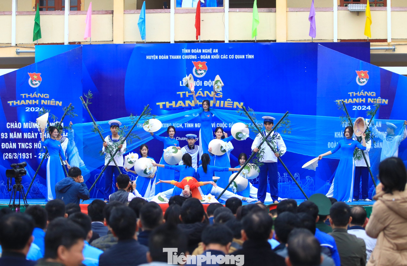 Nhiều tiết mục văn nghệ của các đoàn viên thanh niên làm chương trình thêm sôi động. Nhiều tiết mục văn nghệ của các đoàn viên thanh niên làm chương trình thêm sôi động.