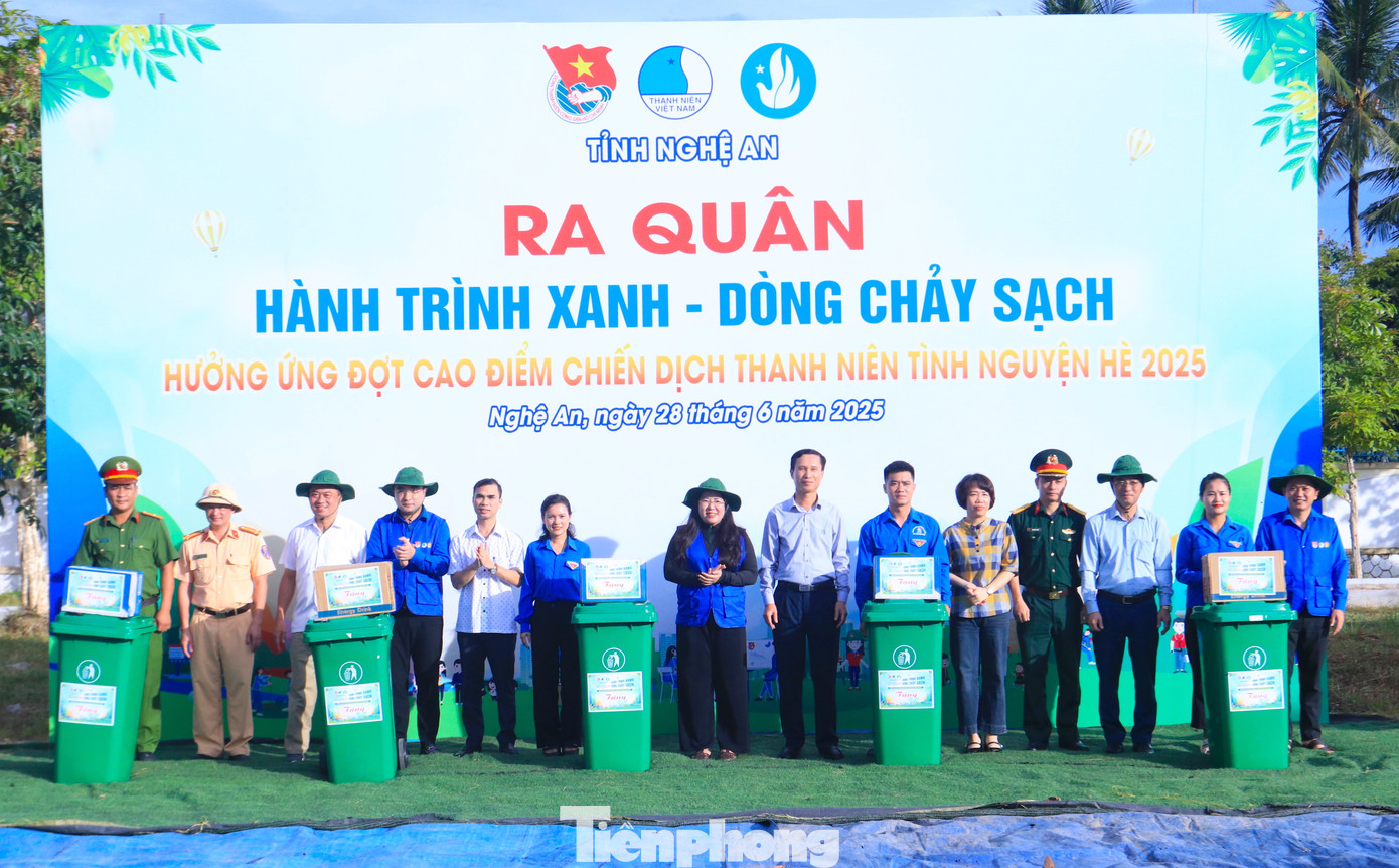 Trước khi diễn ra hoạt động, Ban tổ chức chương trình đã tặng quà cho địa phương và các lực lượng tham gia chiến dịch "Hành trình xanh - Dòng chảy sạch".