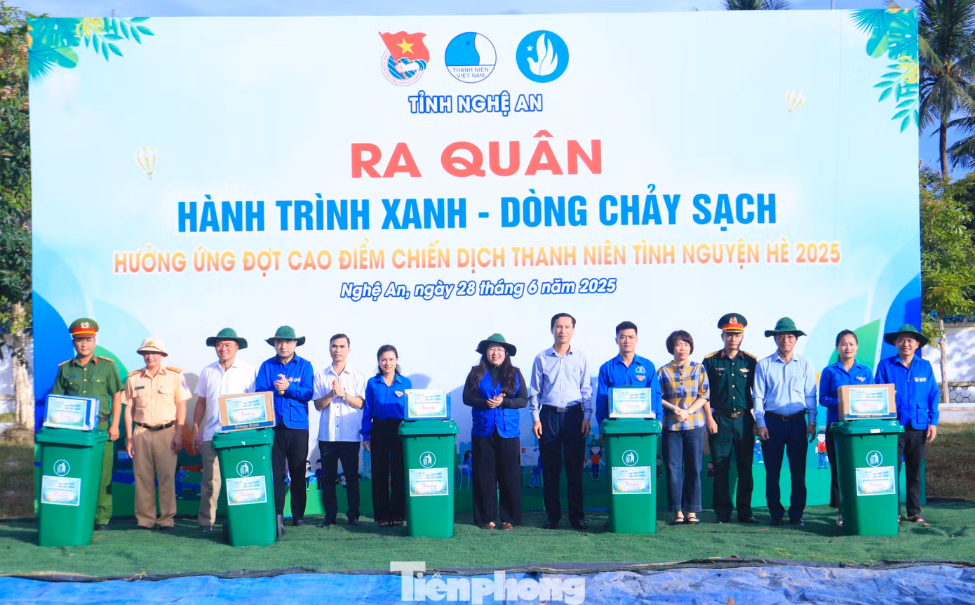 Trước khi diễn ra hoạt động, Ban tổ chức chương trình đã tặng quà cho địa phương và các lực lượng tham gia chiến dịch "Hành trình xanh - Dòng chảy sạch".