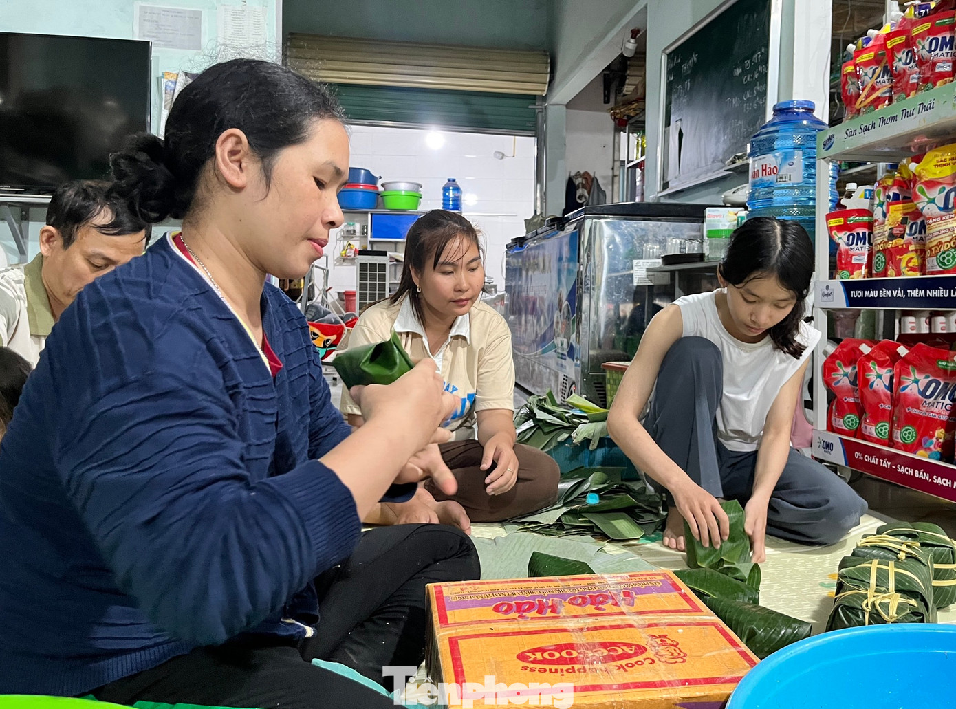 Chị Phan Thị Tình (chủ một cơ sở bánh chưng làng Vĩnh Hòa) chia sẻ: “Bắt đầu từ ngày rằm tháng Chạp đến 29 Tết là thời điểm chúng tôi tất bật nhất. Hầu như cơ sở nào cũng phải thuê thêm từ 5-15 người mới làm hết việc được. Có ngày làm quên trưa tối quên cả ăn, quên cả ngủ. Trưa thì ăn khi 14h, 15h. Tối có khi tận 21h, 22h mới nghỉ ăn cơm”.