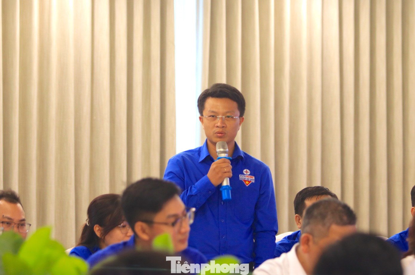 Các đại biểu đóng góp ý kiến, chia sẻ các mô hình, sáng kiến tại buổi tọa đàm.