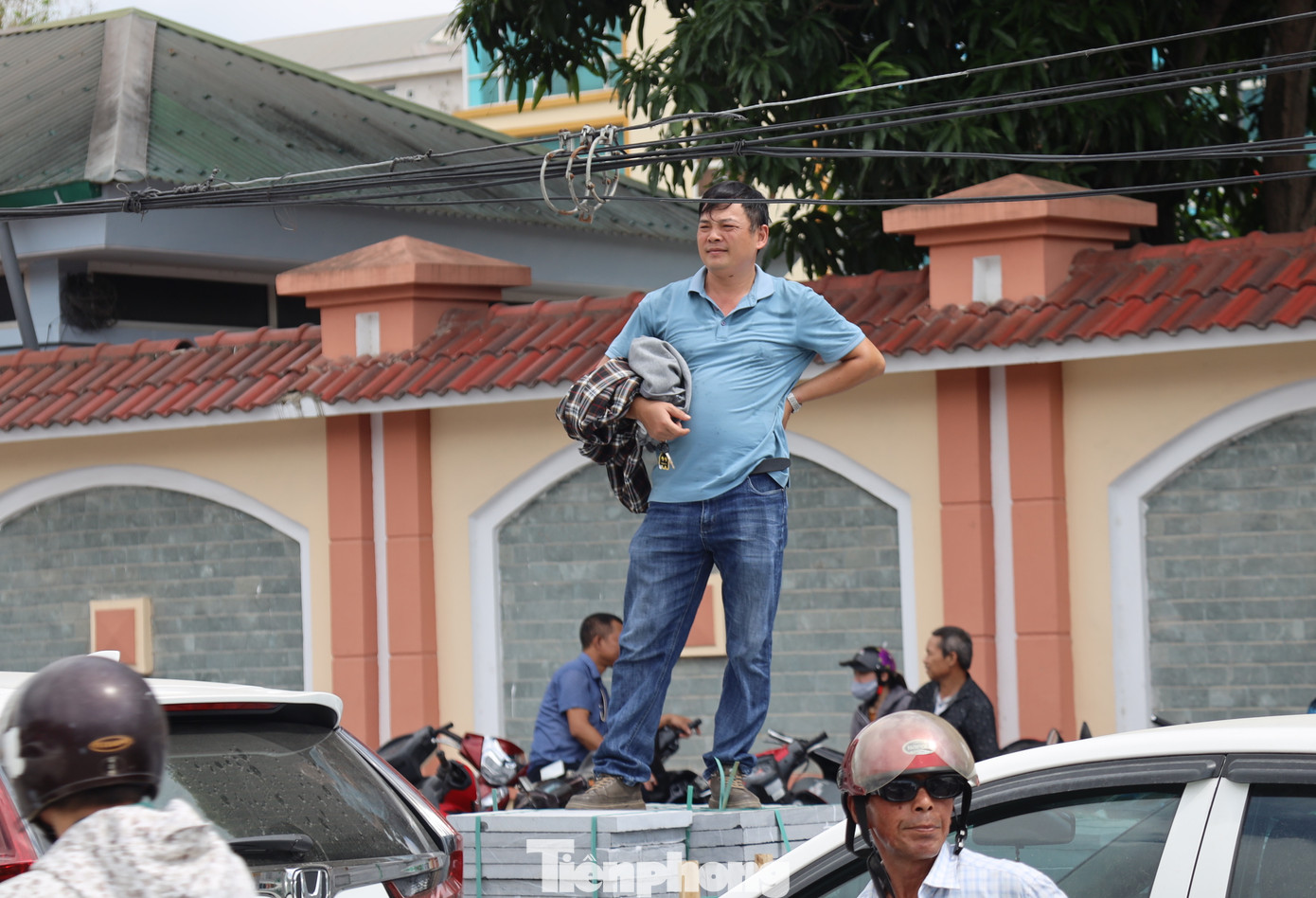 Nhiều phụ huynh đứng ngồi không yên, mắt hướng về cổng trường nghe ngóng tin tức từ con.