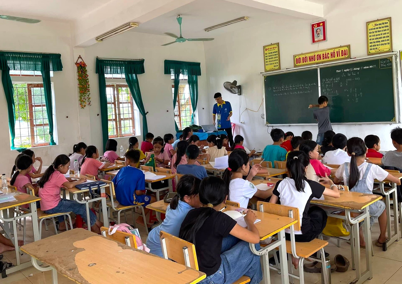 Tại các địa bàn đặt chân đến, đội sinh viên tình nguyện Đại học Vinh đã tổ chức nhiều lớp dạy học miễn phí văn hóa, tiếng Anh để hỗ trợ các em học sinh có hoàn cảnh khó khăn trên địa bàn.