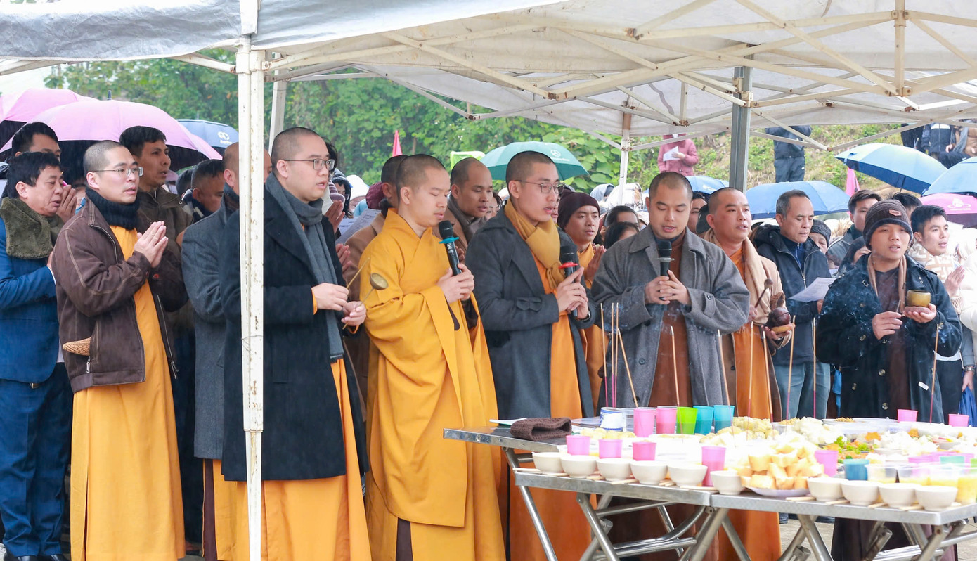 Trước khi thực hiện nghi thức phóng sinh, nhà chùa tiến hành làm lễ cúng.