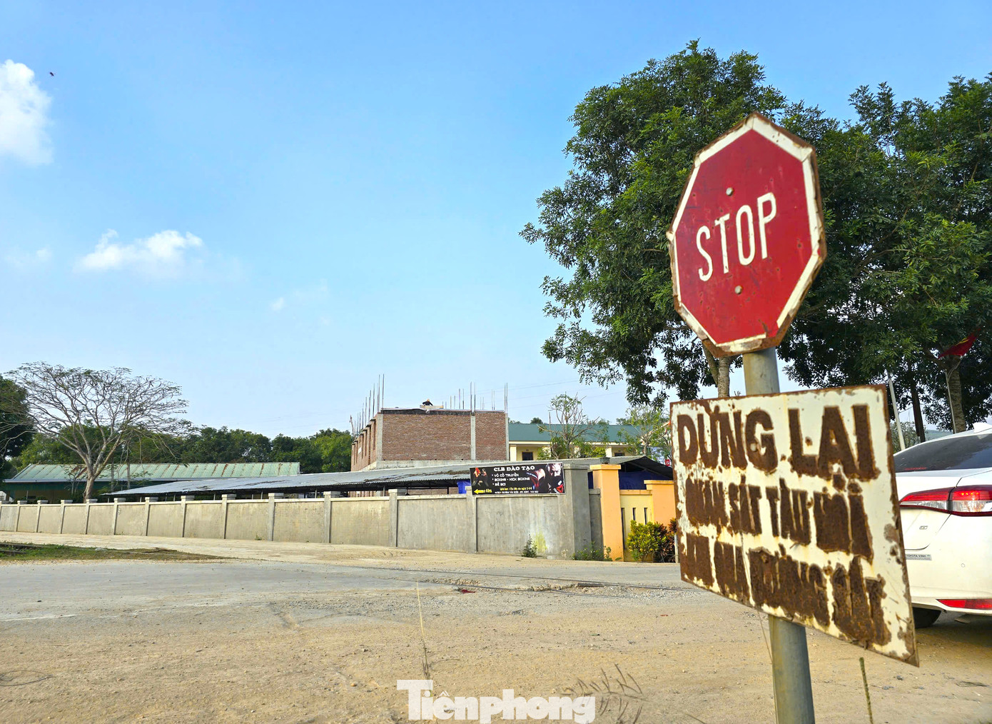 Nhiều điểm đường ngang dân sinh đã lấp hệ thống đường ray tàu hỏa.