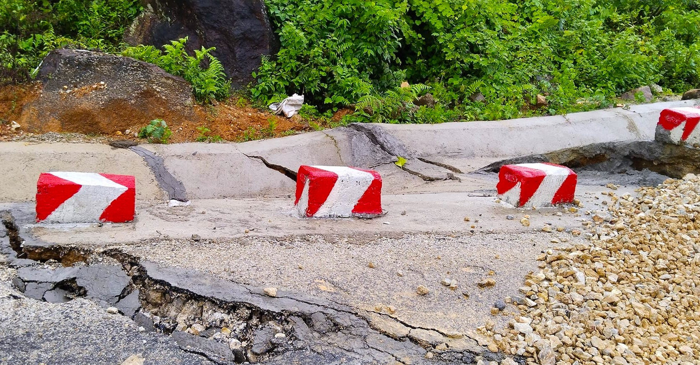 Thông tin ban đầu cho biết, trước đó từ đêm 14/7, rạng sáng 15/7, một đoạn đường dài khoảng 50m trên quốc lộ 16, đoạn qua Dốc Chuối (xã Châu Kim, huyện Quế Phong) bất ngờ bị sụt lún nghiêm trọng. Thông tin ban đầu cho biết, trước đó từ đêm 14/7, rạng sáng 15/7, một đoạn đường dài khoảng 50m trên quốc lộ 16, đoạn qua Dốc Chuối (xã Châu Kim, huyện Quế Phong) bất ngờ bị sụt lún nghiêm trọng.