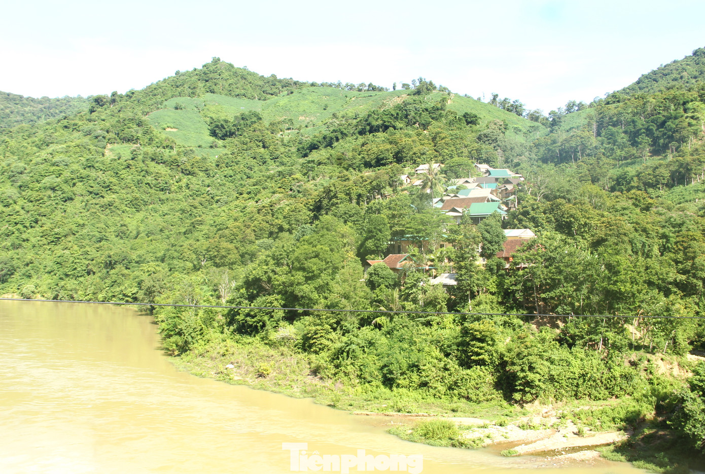 Bản Cà Moong (xã Lượng Minh, huyện Tương Dương, Nghệ An) có hơn 150 hộ gia đình với 600 nhân khẩu là người dân tộc Khơ Mú. Bản Cà Moong nằm cách trung tâm xã hơn 20km, đường đi lại rất khó khăn, vất vả.