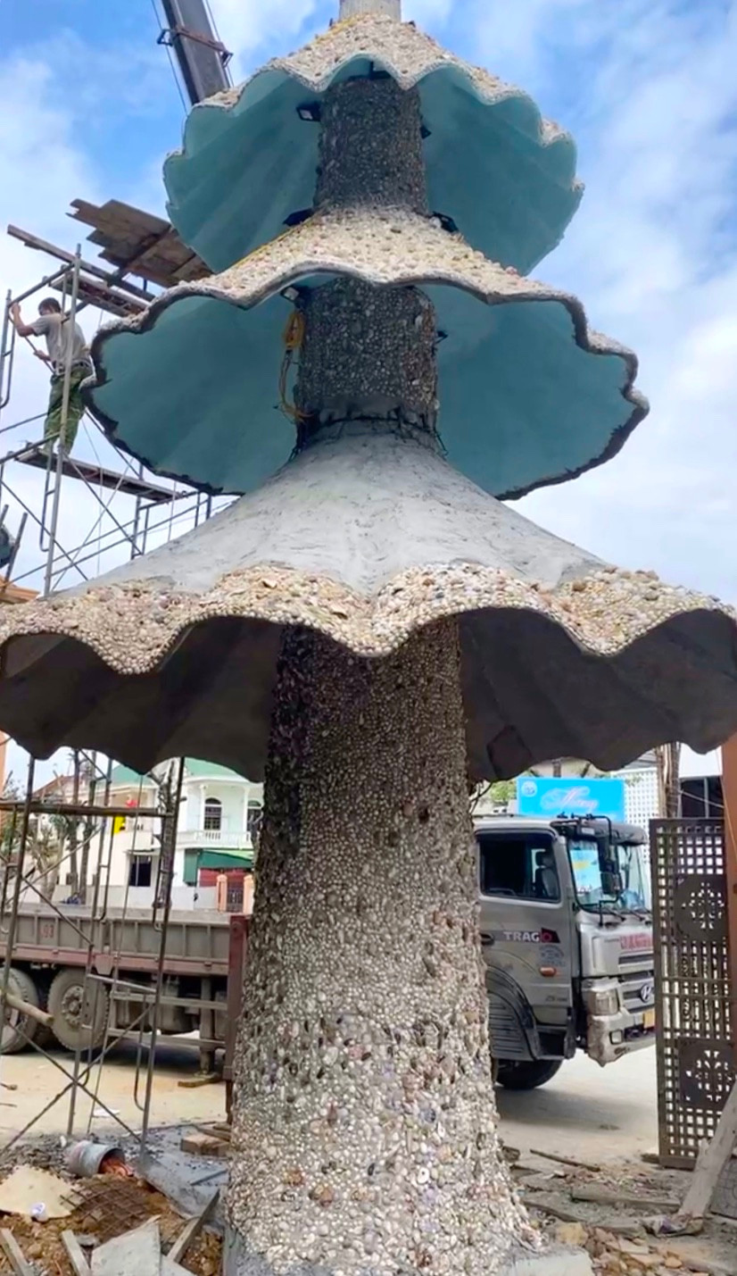 Linh mục quản xứ An-tôn Hoàng Trung Hoa cho biết, ý tưởng tạo nên cây thông Giáng sinh độc đáo này với mong muốn dùng chính sản phẩm bản địa, xứ đạo vùng biển và dùng chính công sức của mình như lễ vật dâng Chúa. Linh mục quản xứ An-tôn Hoàng Trung Hoa cho biết, ý tưởng tạo nên cây thông Giáng sinh độc đáo này với mong muốn dùng chính sản phẩm bản địa, xứ đạo vùng biển và dùng chính công sức của mình như lễ vật dâng Chúa.