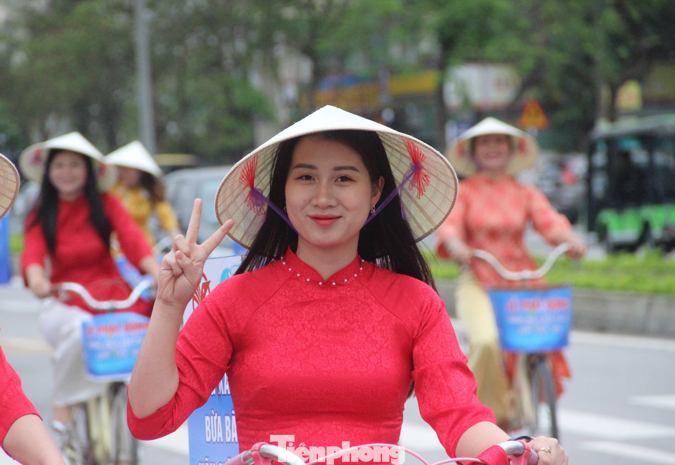 Những người phụ nữ xinh tươi trong tà áo dài Hoa cúc biển.