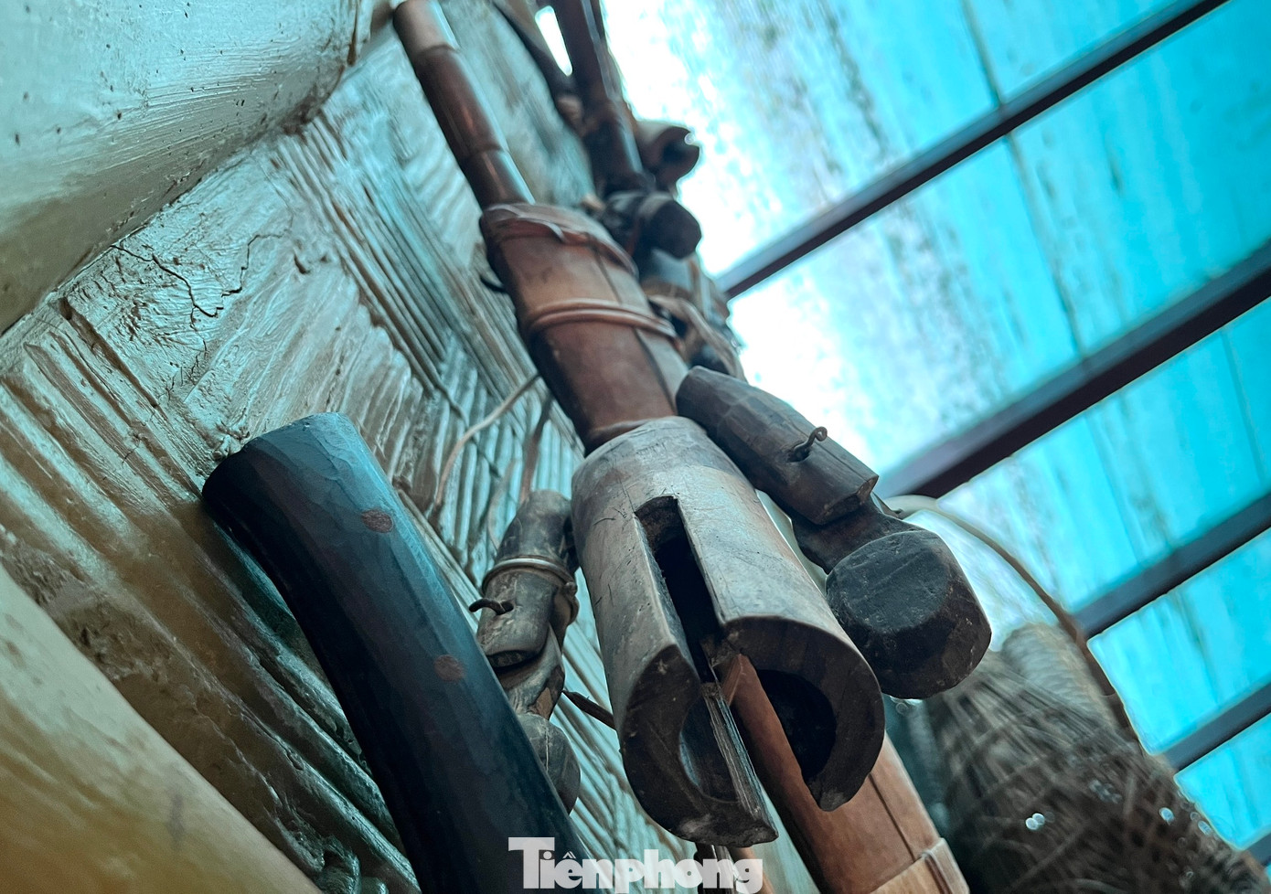 Chiếc lục lạc của người Thái treo trên gia súc, vật nuôi để quá trình thả rông trong rừng dễ tìm kiếm cũng được ông Phúc sưu tầm trưng bày.