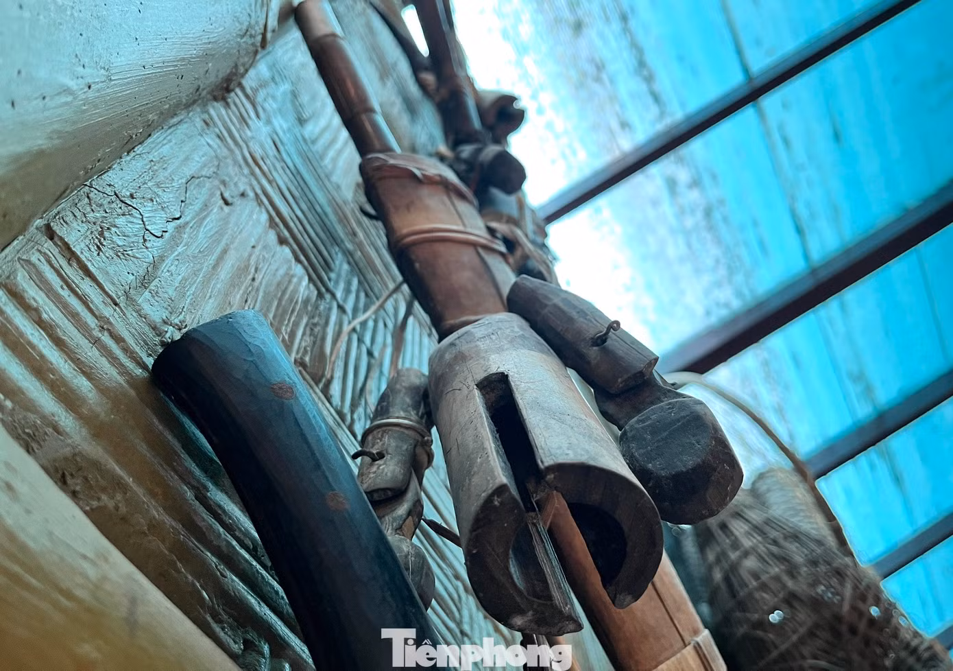 Chiếc lục lạc của người Thái treo trên gia súc, vật nuôi để quá trình thả rông trong rừng dễ tìm kiếm cũng được ông Phúc sưu tầm trưng bày.