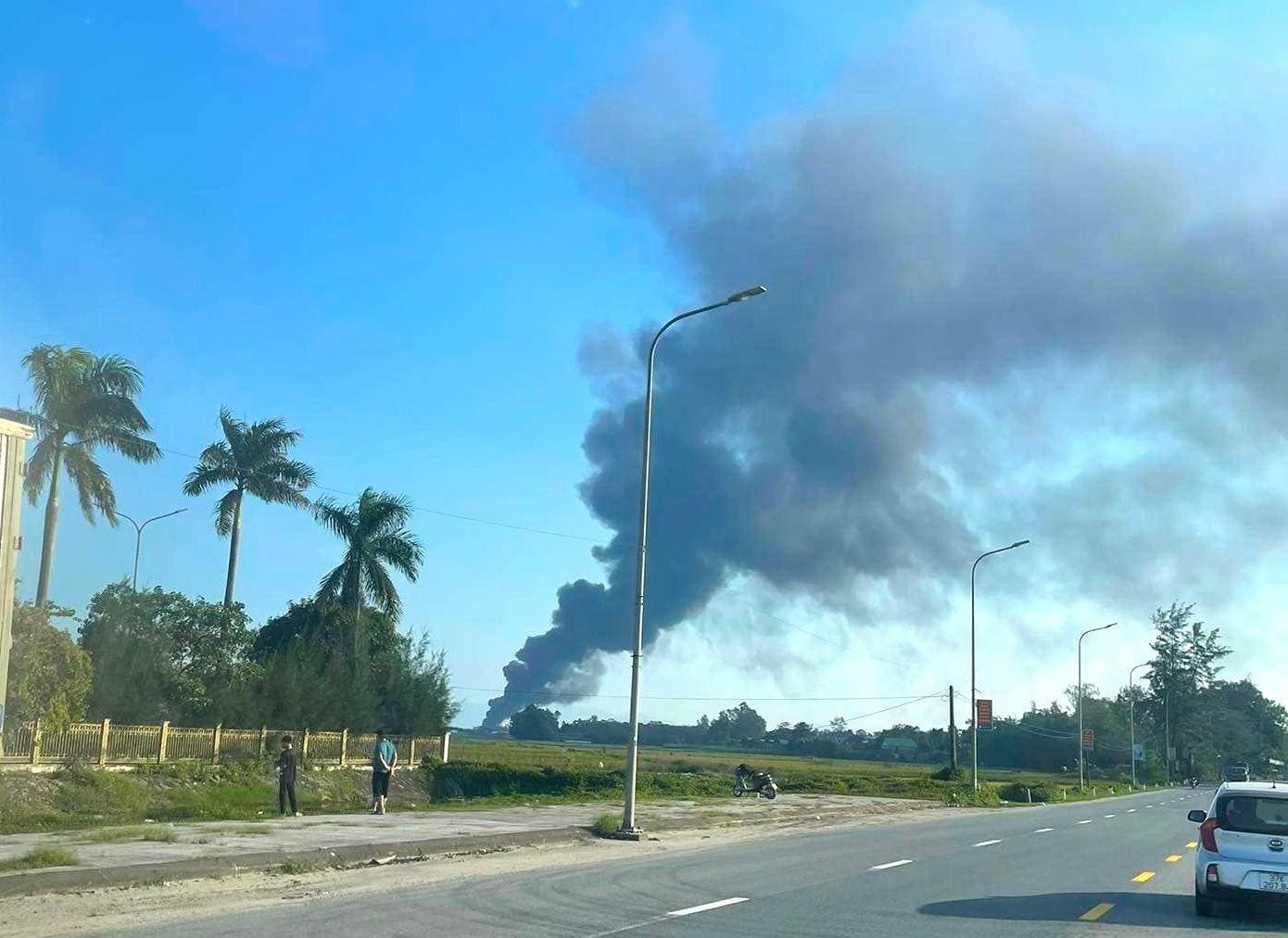 Người dân đứng cách hơn 10km cũng có thể nhìn thấy cột khói đen từ vụ cháy.