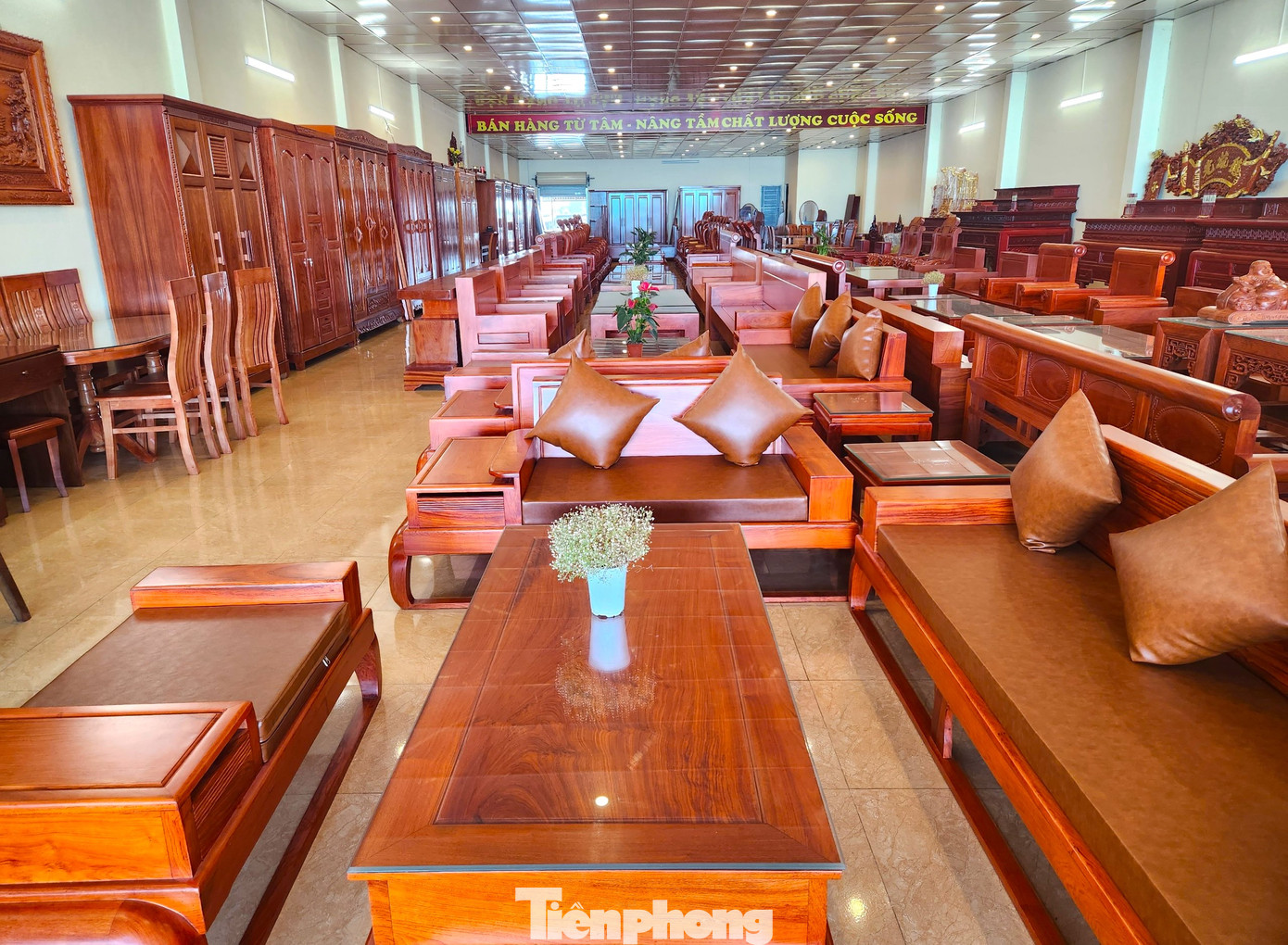 Khác với cảnh tấp nập kẻ bán người mua như dịp sát Tết những năm trước, dịp này 2 làng nghề Thuận Giang và Nam Thắng rơi vào cảnh đìu hiu chưa từng có. Khác với cảnh tấp nập kẻ bán người mua như dịp sát Tết những năm trước, dịp này 2 làng nghề Thuận Giang và Nam Thắng rơi vào cảnh đìu hiu chưa từng có.